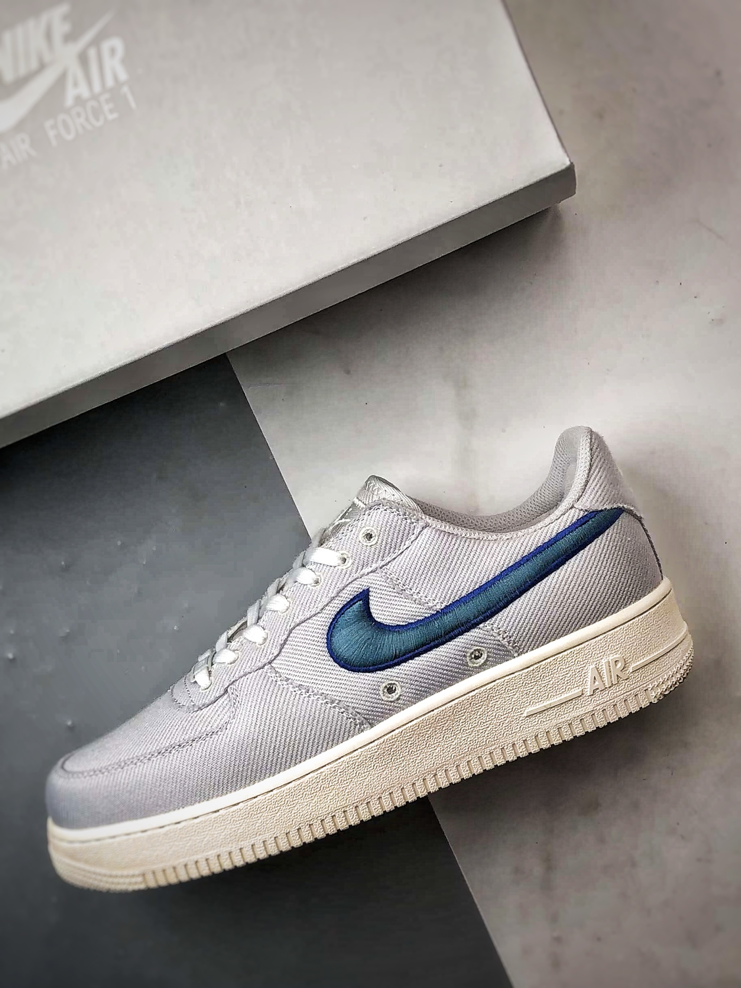 Air Force 1 Low 布面灰蓝刺绣钩 HV1204-001 Air Force 1 Low 布面灰蓝刺绣钩 HV1204-001