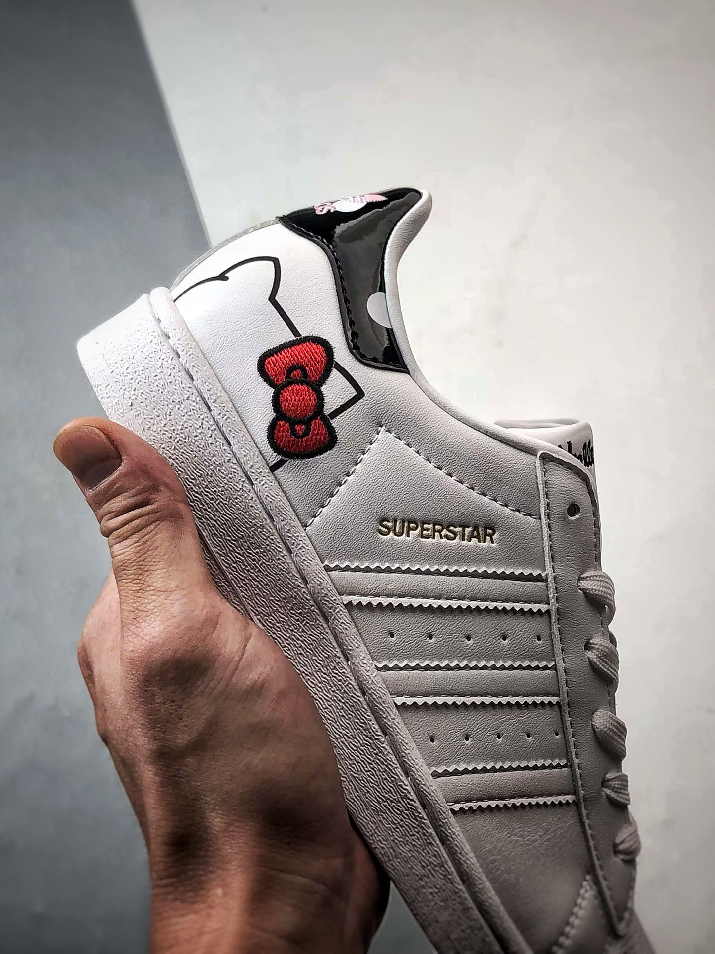 Hello Kitty x AD Originals Superstar 联名白黑贝壳头 GW7168