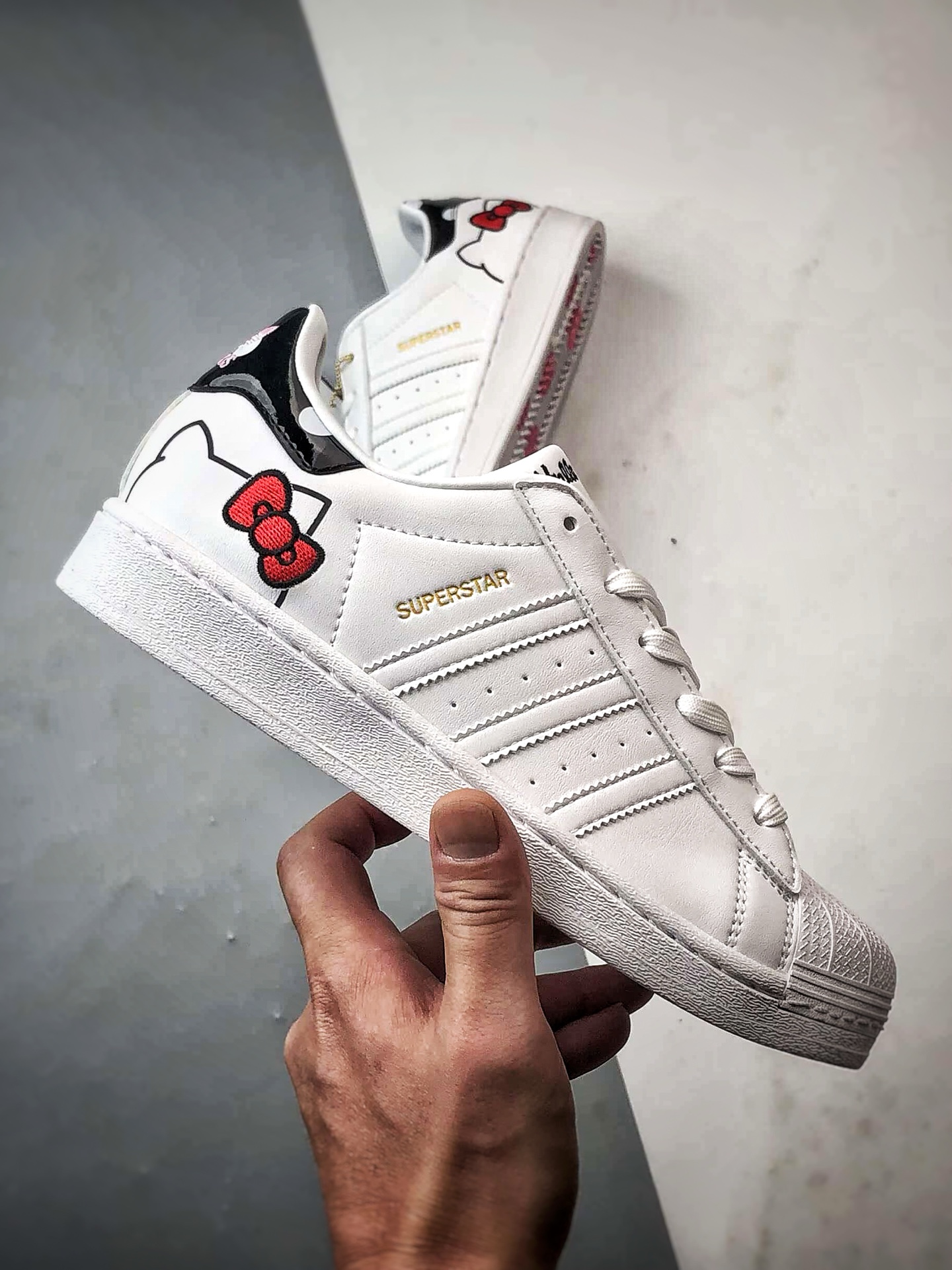 Hello Kitty x AD Originals Superstar 联名白黑贝壳头 GW7168