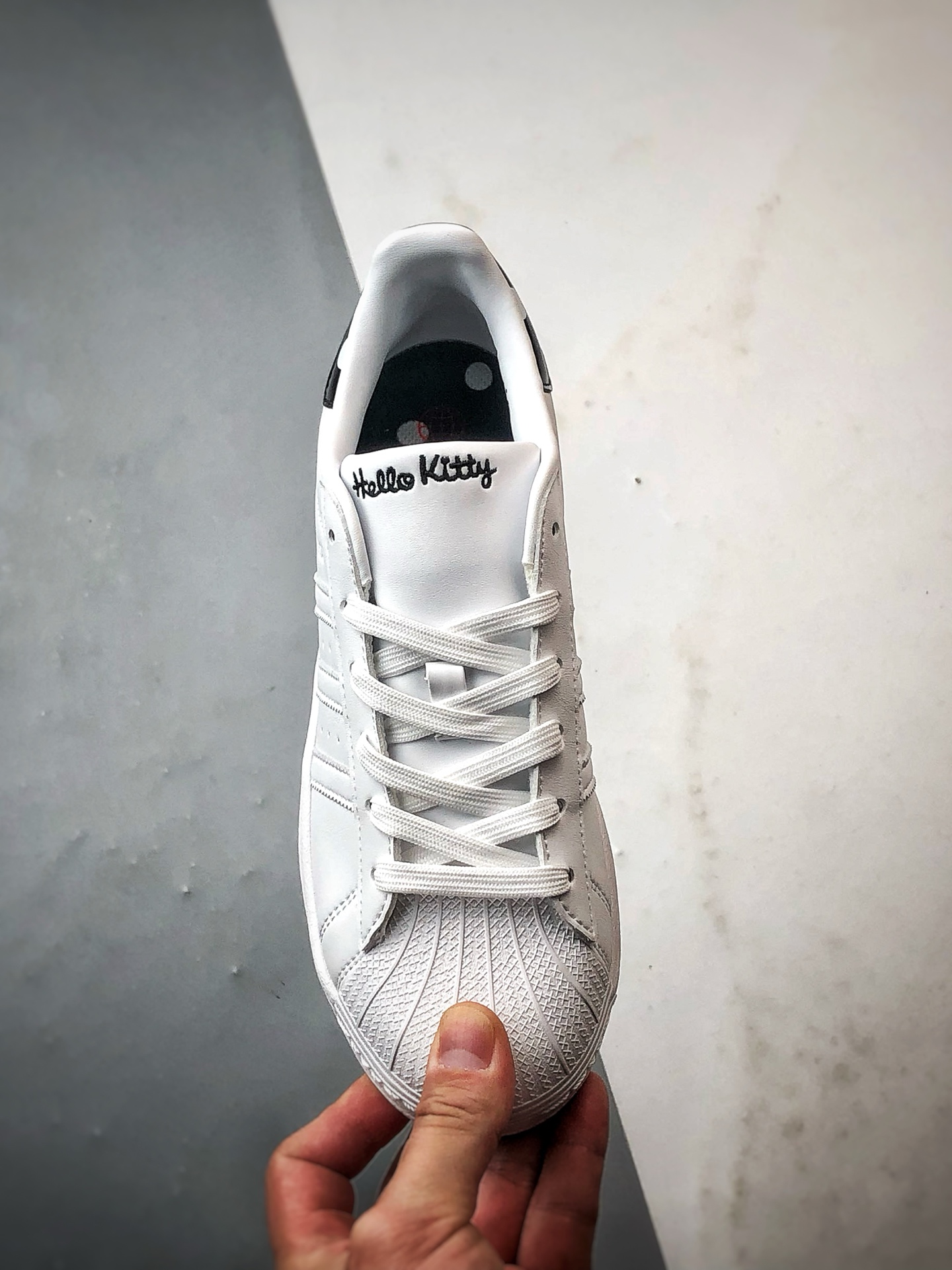 Hello Kitty x AD Originals Superstar 联名白黑贝壳头 GW7168