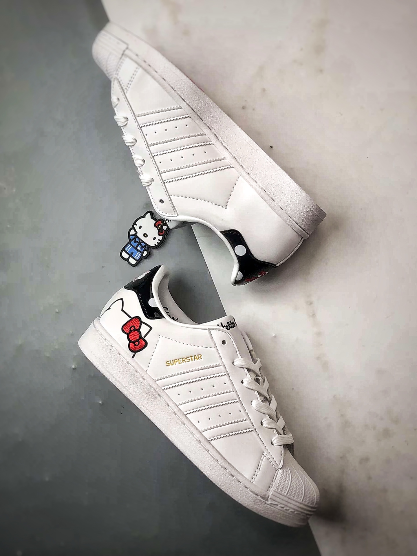 Hello Kitty x AD Originals Superstar 联名白黑贝壳头 GW7168
