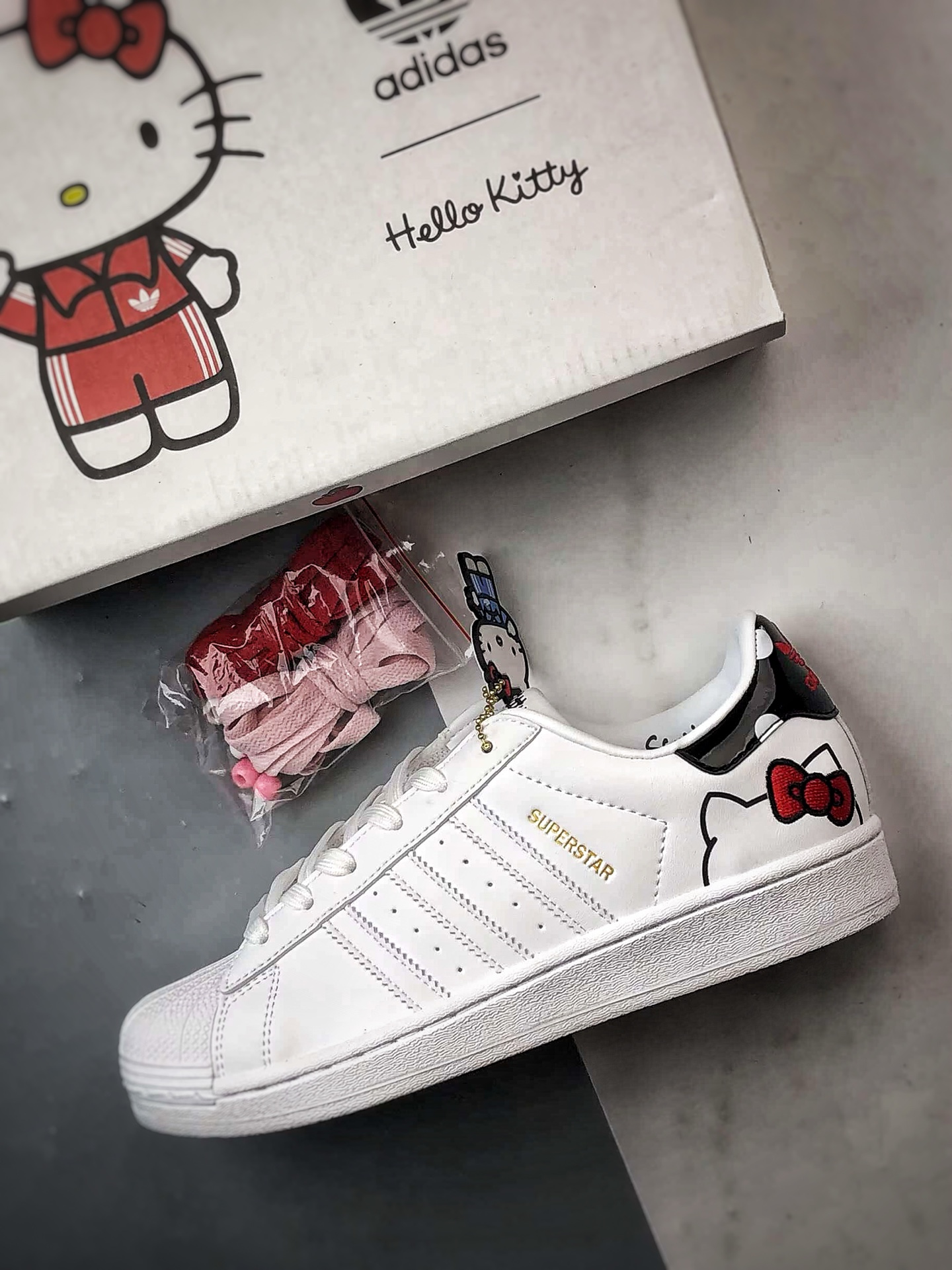 Hello Kitty x AD Originals Superstar 联名白黑贝壳头 GW7168