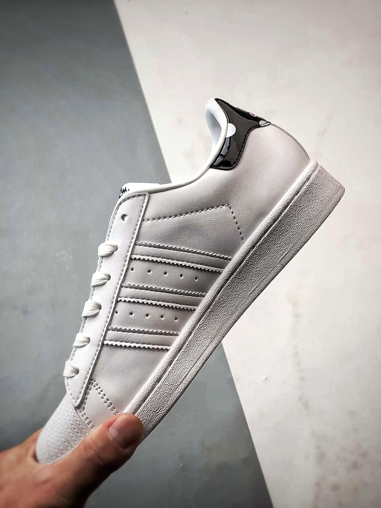 Hello Kitty x AD Originals Superstar 联名白黑贝壳头 GW7168