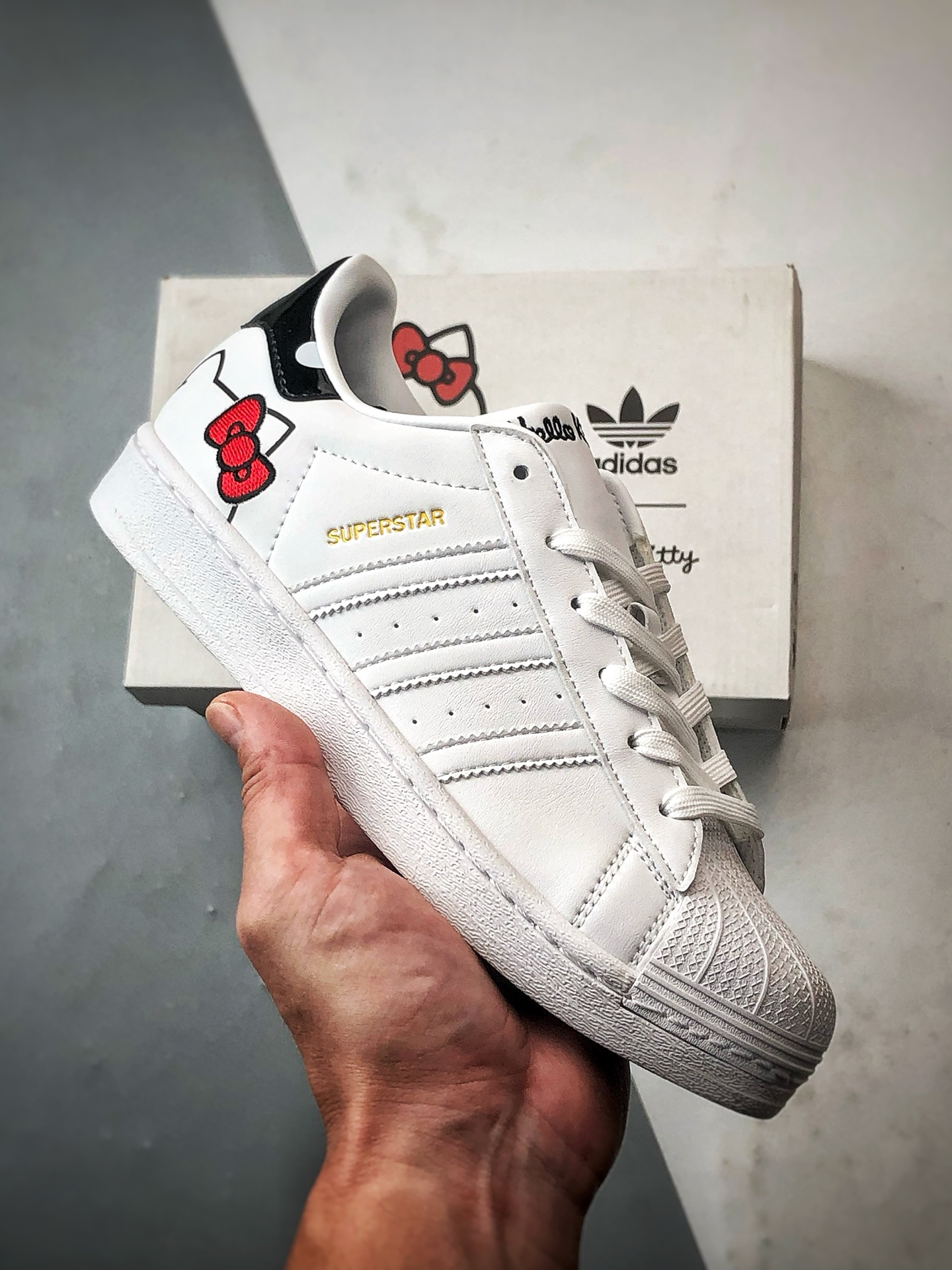 Hello Kitty x AD Originals Superstar 联名白黑贝壳头 GW7168