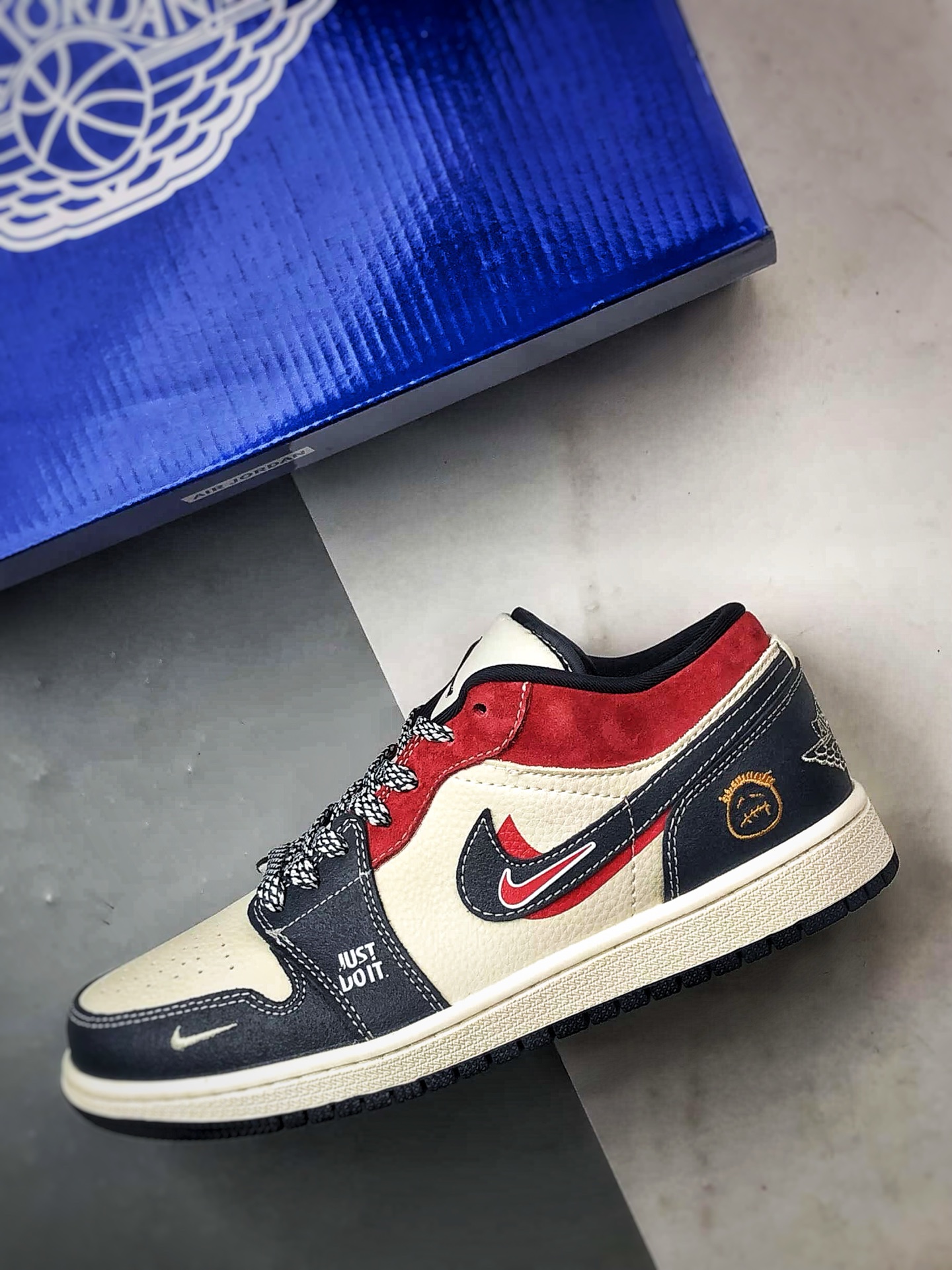 Air Jordan 1 Low ”高端定制” 鬼脸米蓝红 LR8888-017