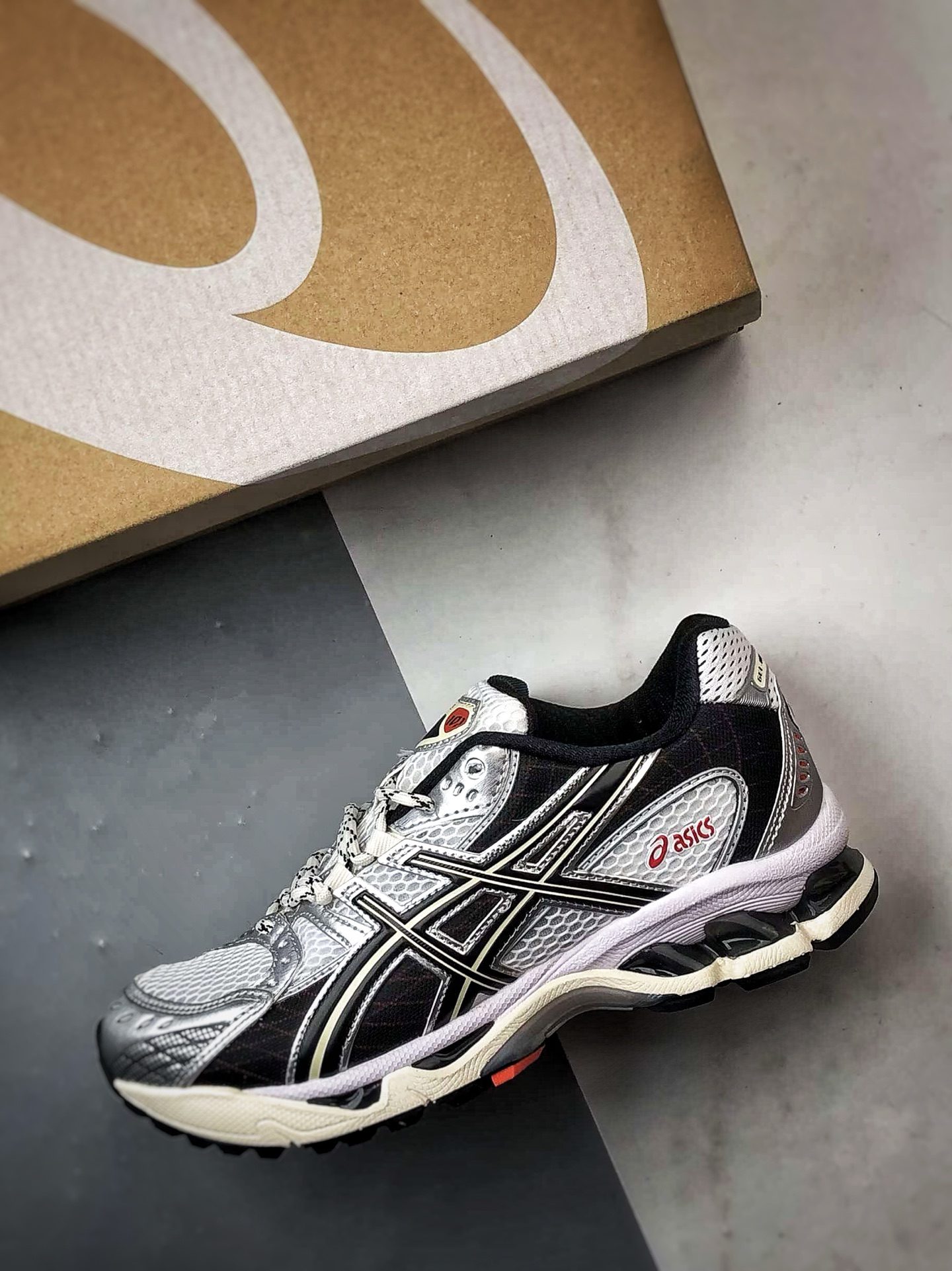 Asics Gel-Nimbus 10.1 白黑 亚瑟士复古先锋潮流拼接休闲跑步鞋 1203A543-106