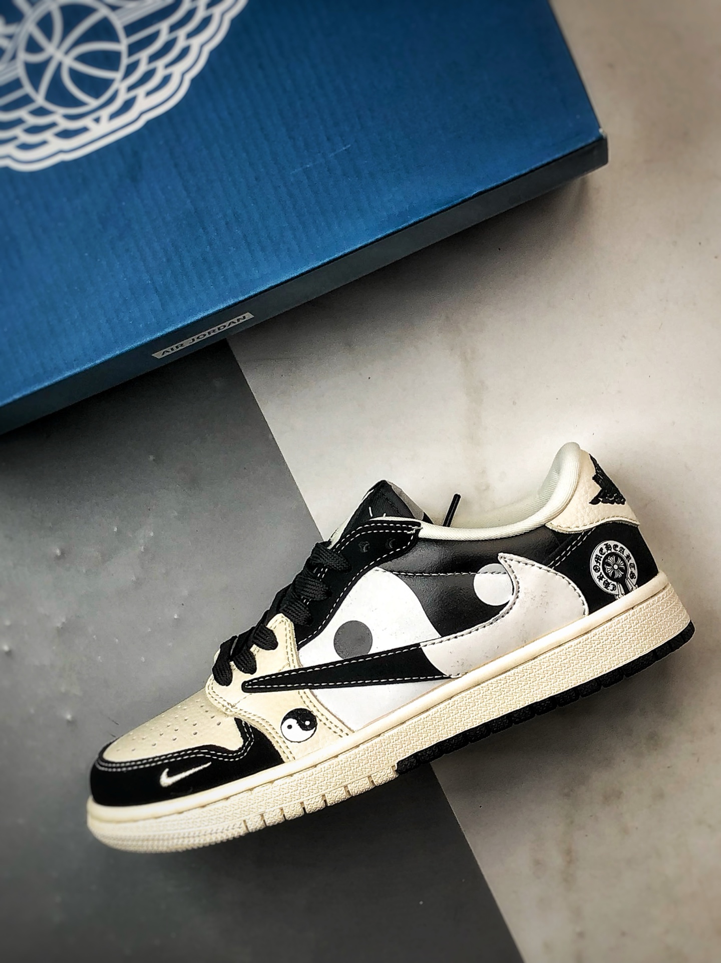 Air Jordan 1 Low ”高端定制” 克罗心太极黑白倒钩 DD7866-104