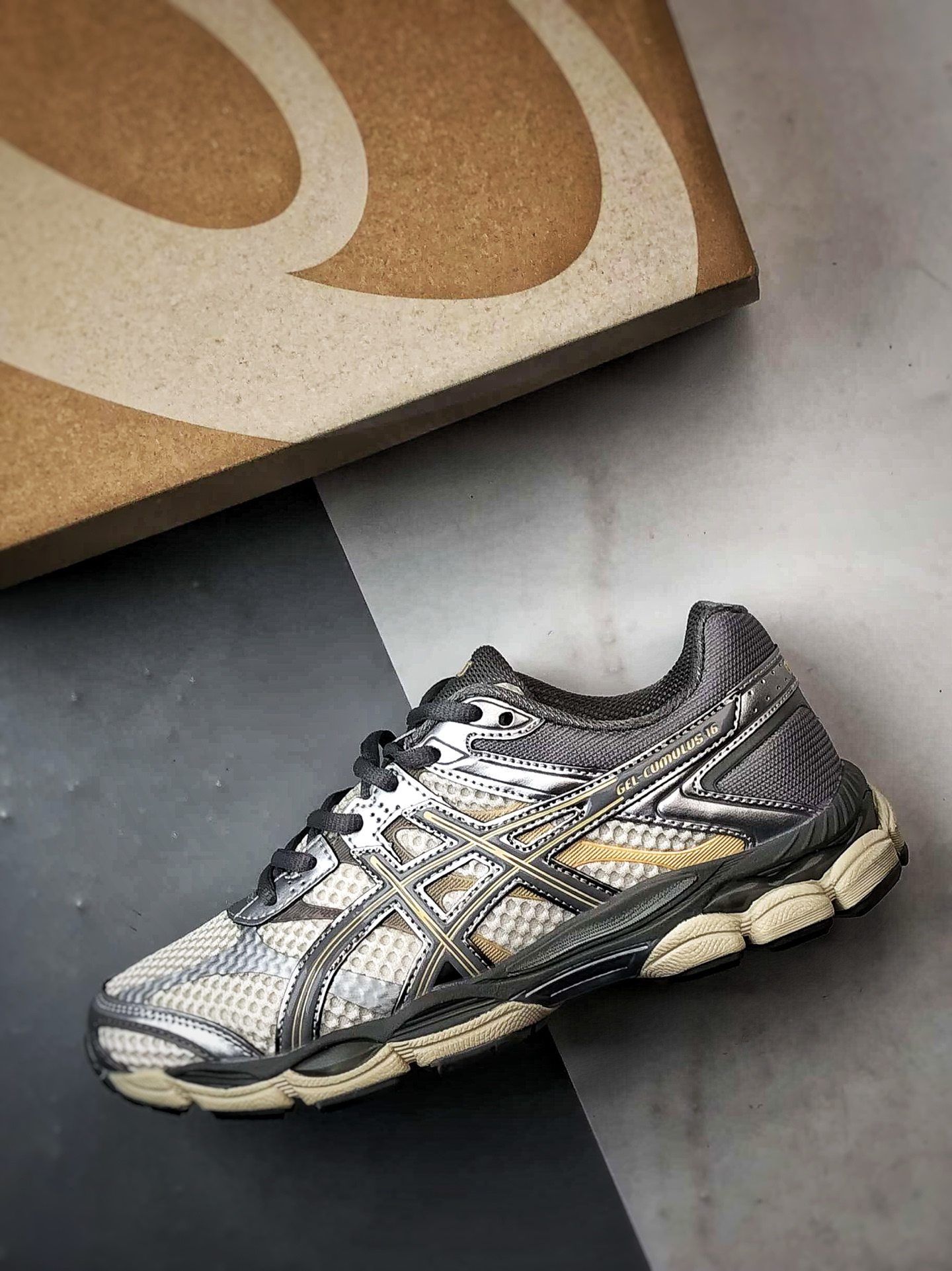 Asics Gel-Cumulus 16 灰色 亚瑟士复古时尚缓震运动跑步鞋 1203A733-101