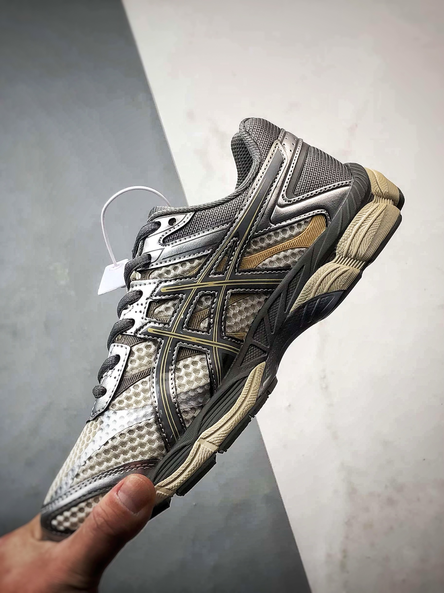 Asics Gel-Cumulus 16 灰色 亚瑟士复古时尚缓震运动跑步鞋 1203A733-101