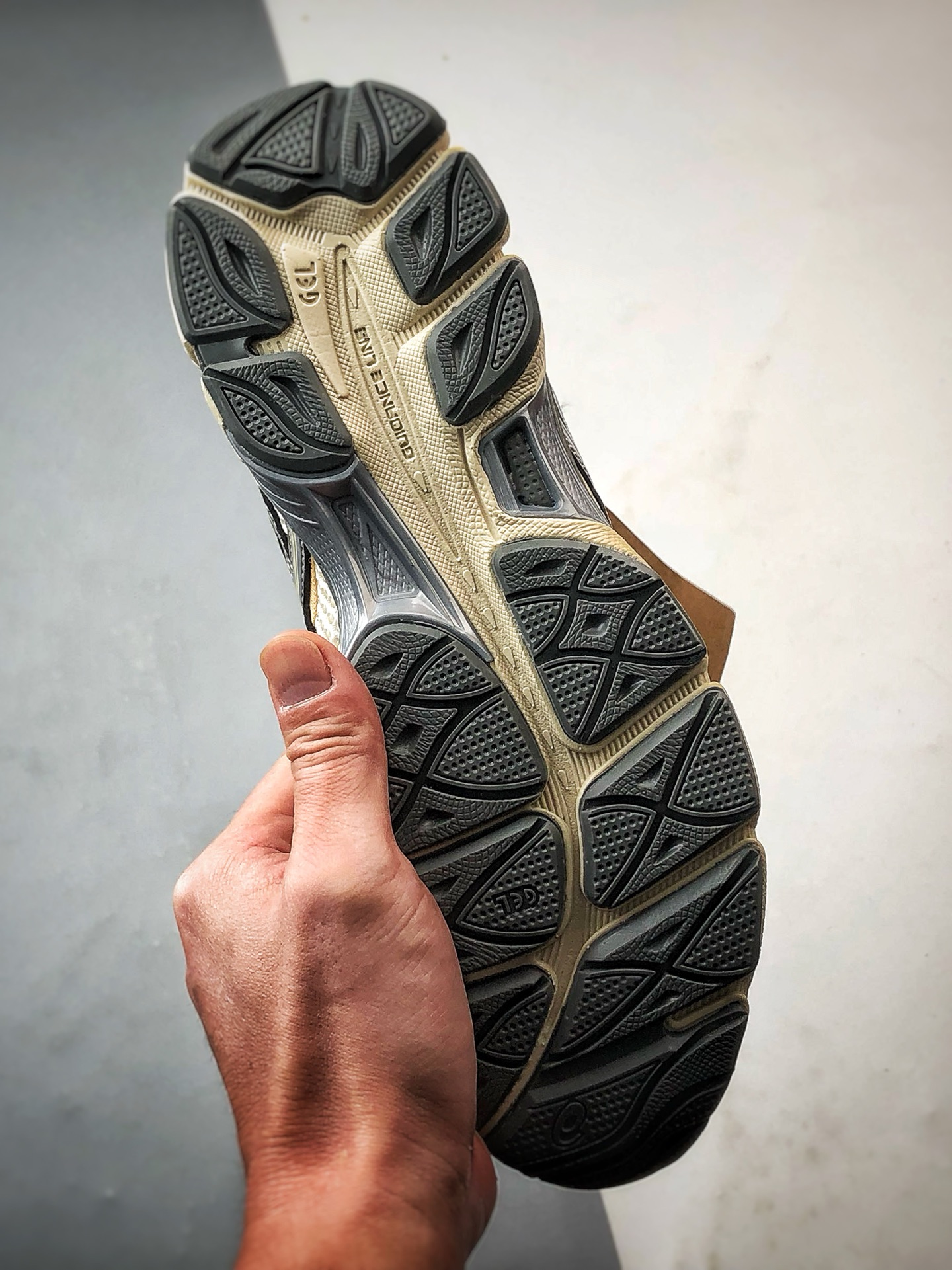 Asics Gel-Cumulus 16 灰色 亚瑟士复古时尚缓震运动跑步鞋 1203A733-101