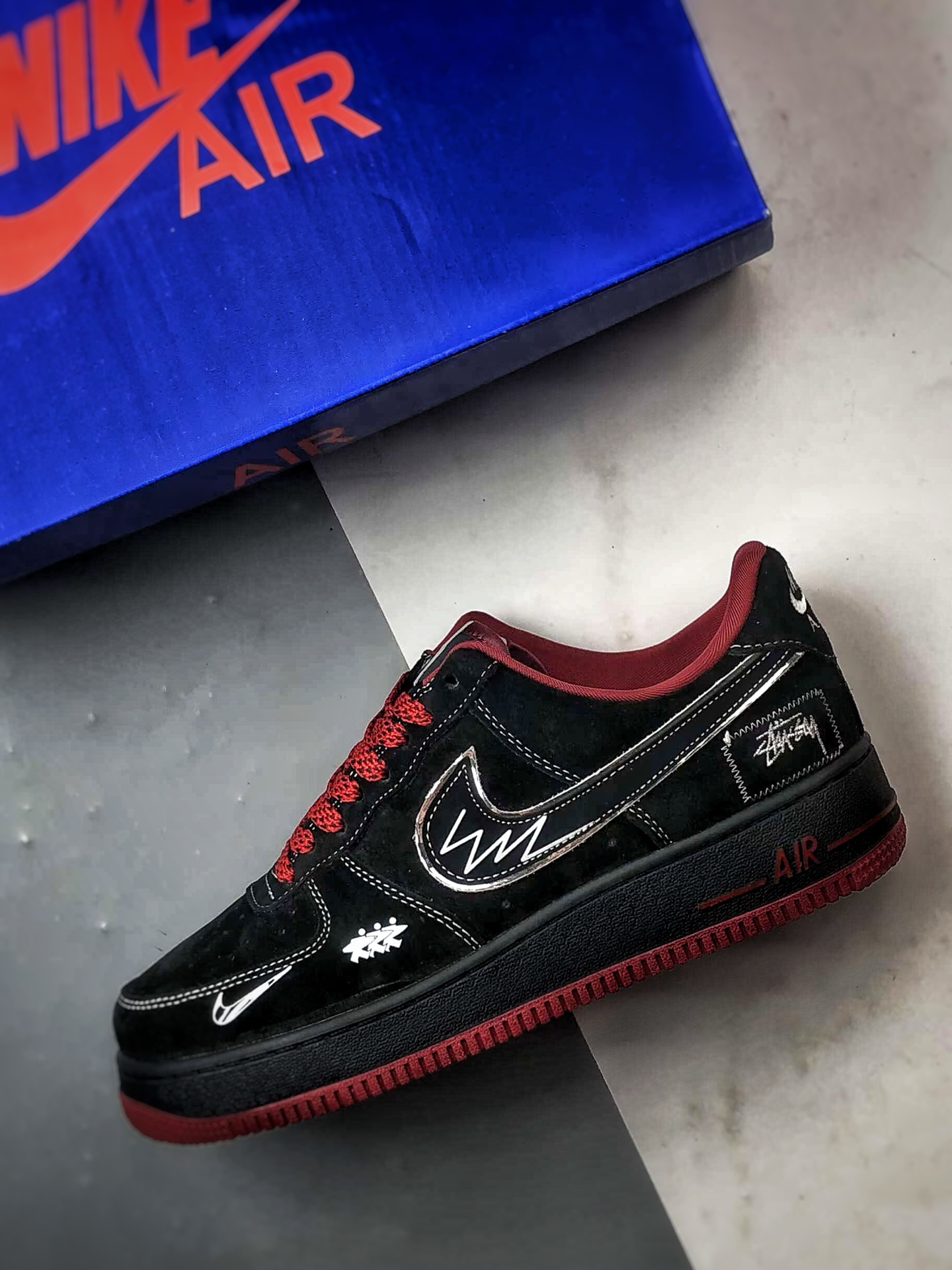 300 Stussy x Air Force 1 Low 猪八黑红 SY1388-009