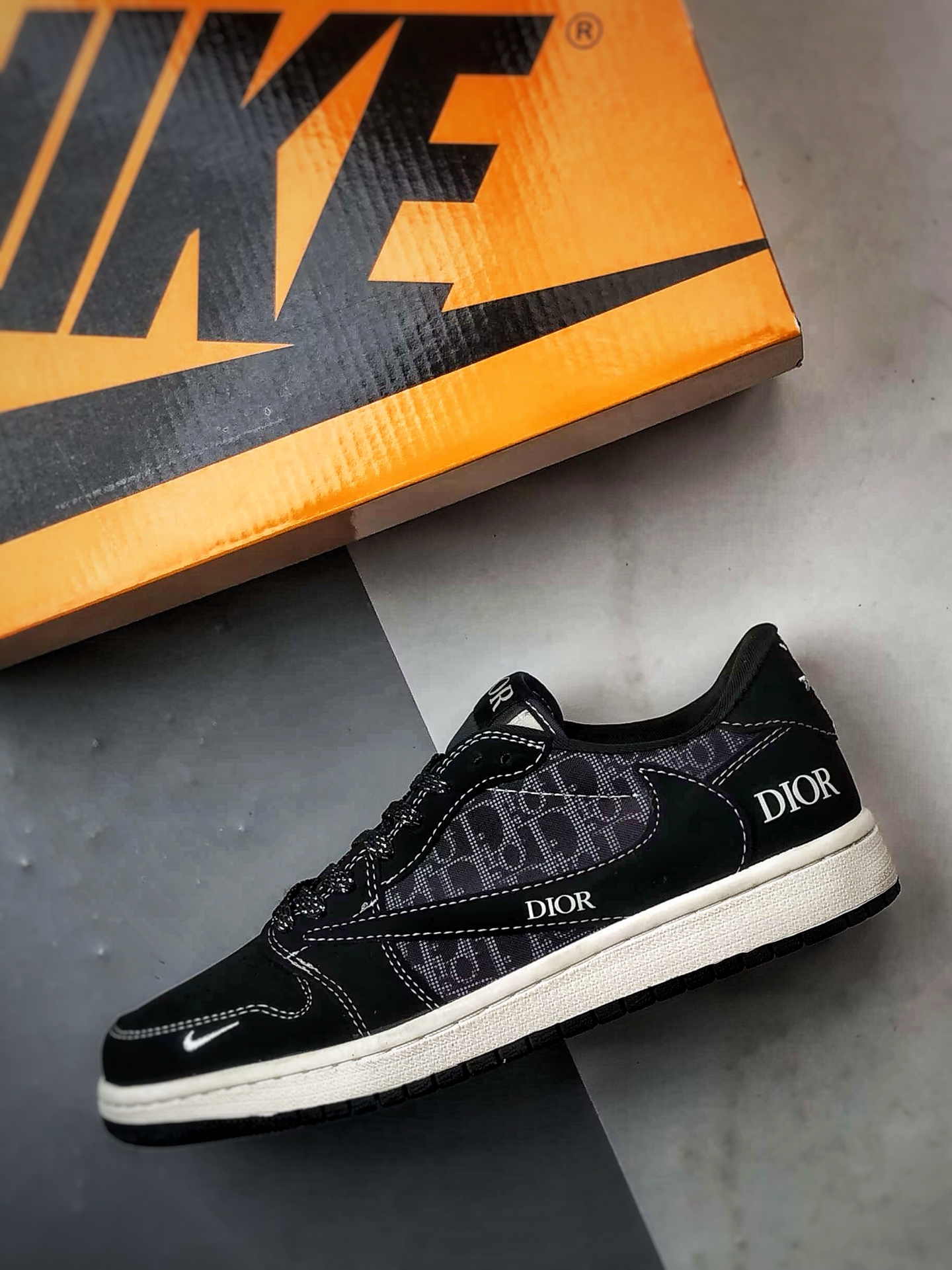 Air Jordan 1 Low ”高端定制” 迪奥印花黑白倒钩 JW1188-167