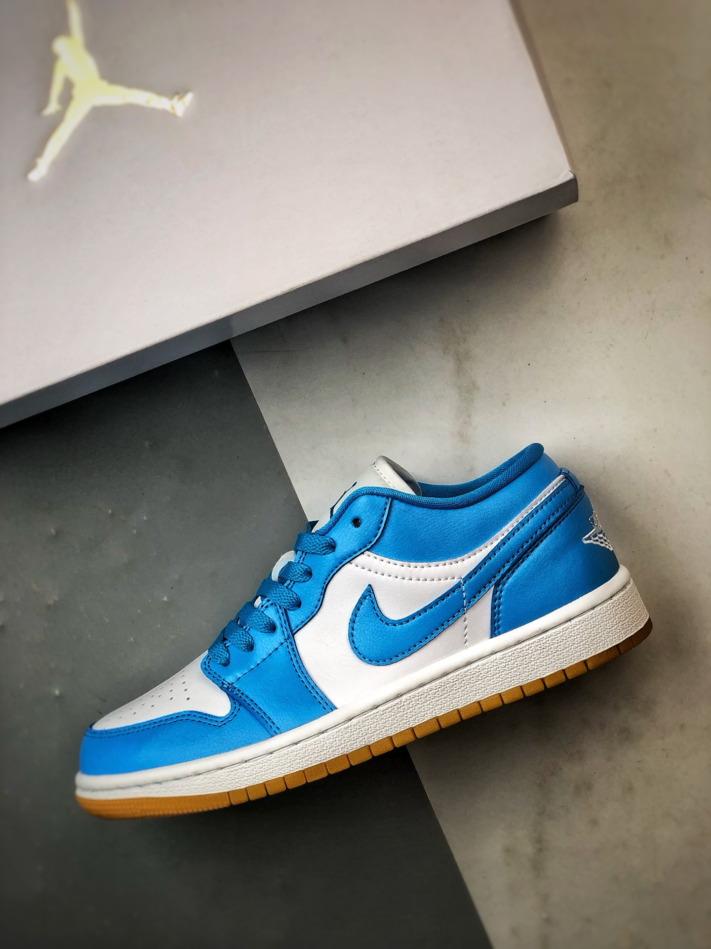 Air Jordan 1 Low 蓝白 DC0774-104