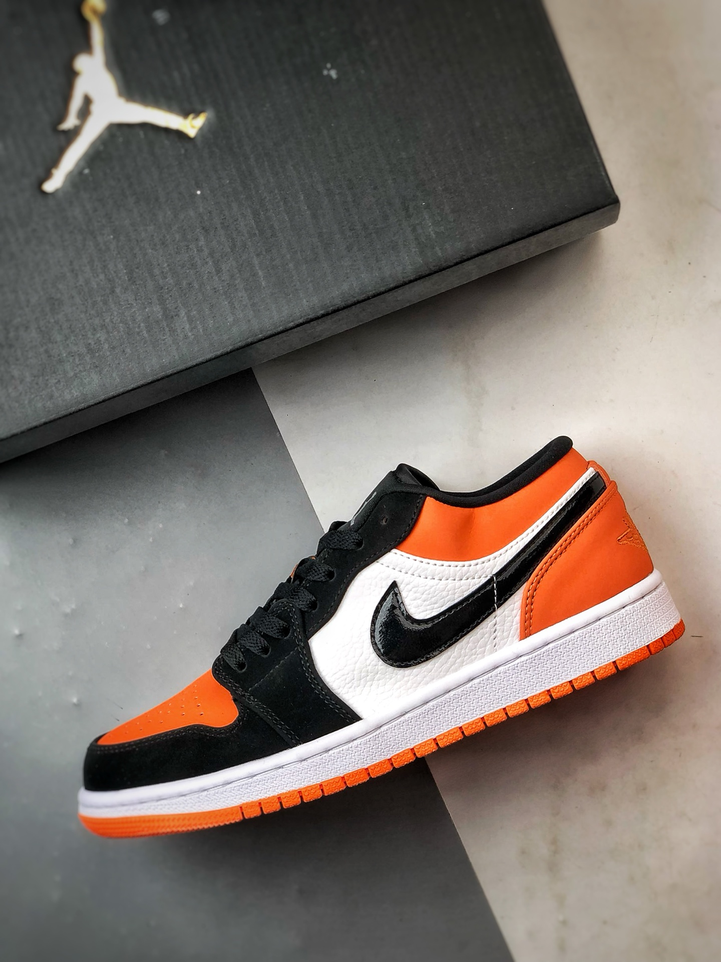 Air Jordan 1 Low 黑白橙 553558-128