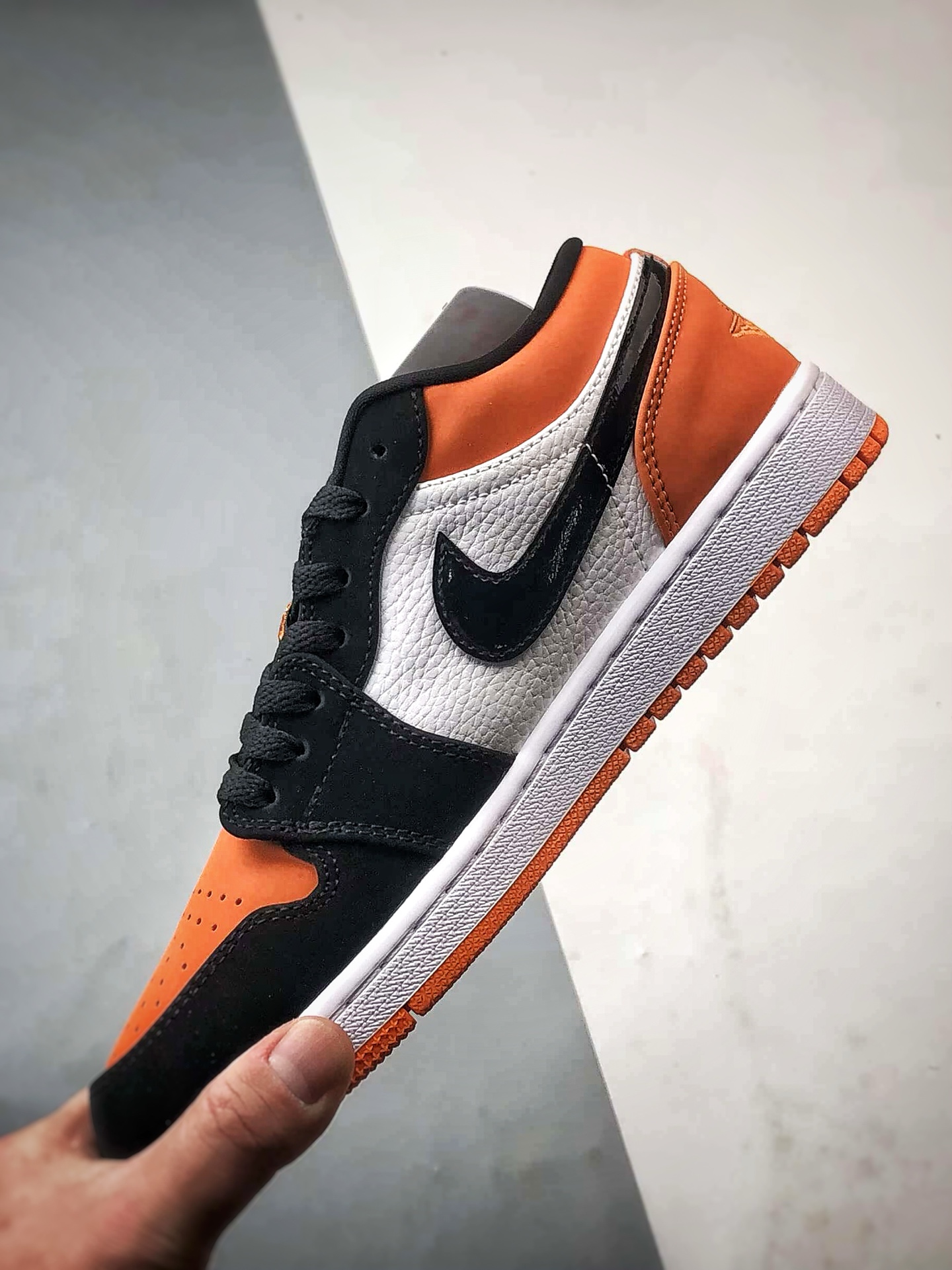 Air Jordan 1 Low 黑白橙 553558-128