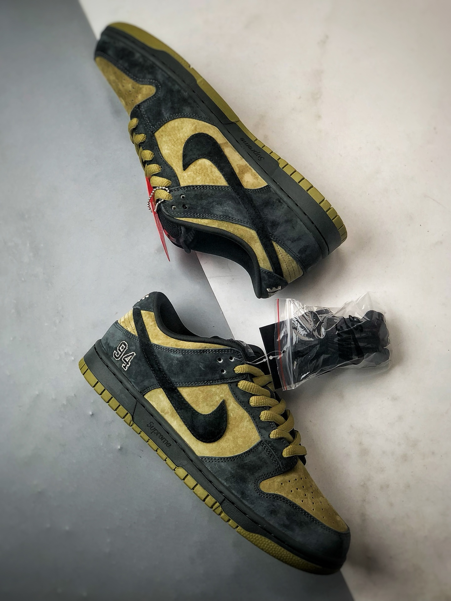 230 性价比触顶 同价区间无对手 Supreme x NK Dunk SB Low 亚洲限定黄黑 低帮复古休闲运动滑板鞋 HQ8487-300