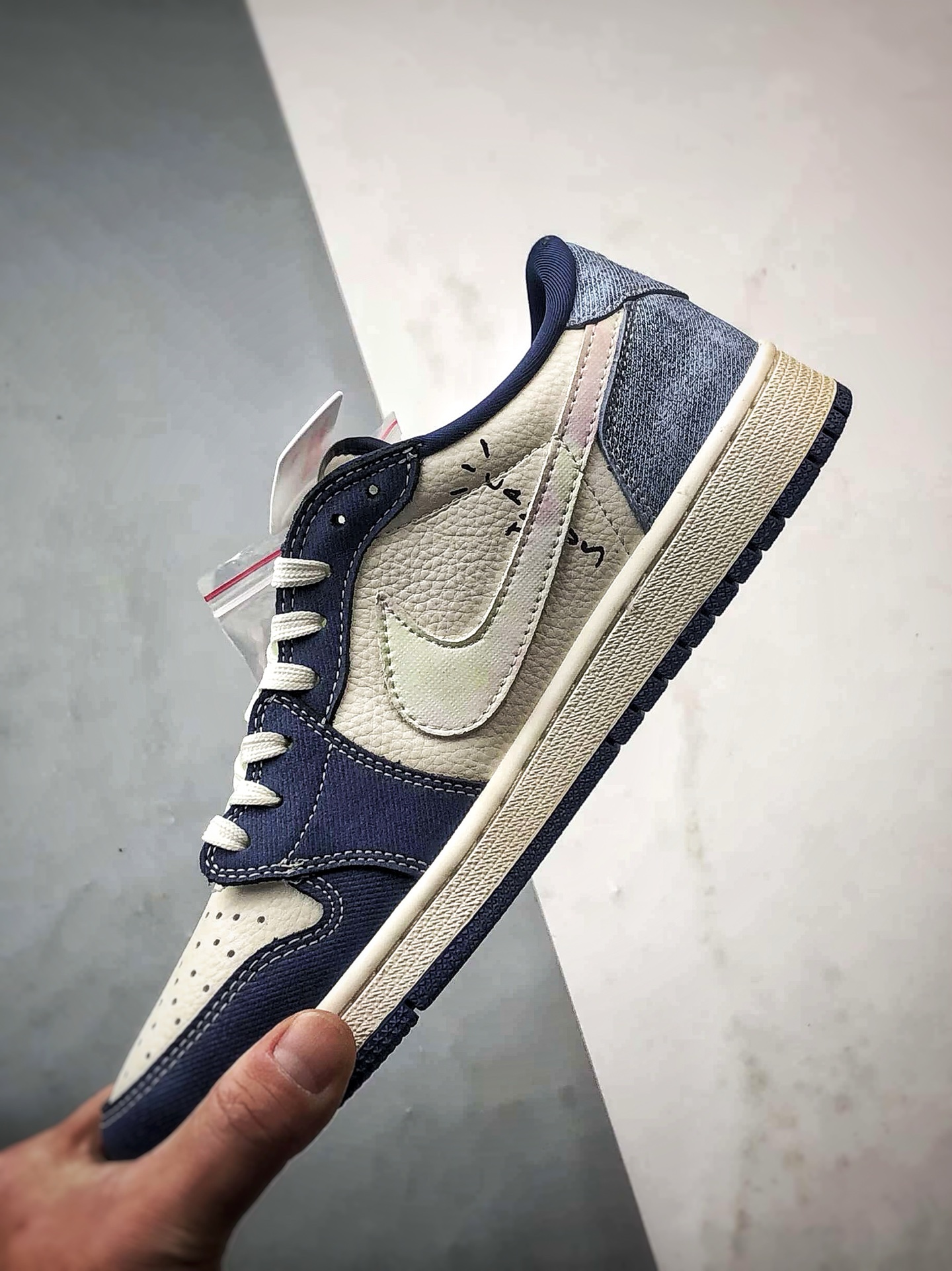 Air Jordan 1 Low ”高端定制” 斯图西米白蓝倒钩 DD7866-101