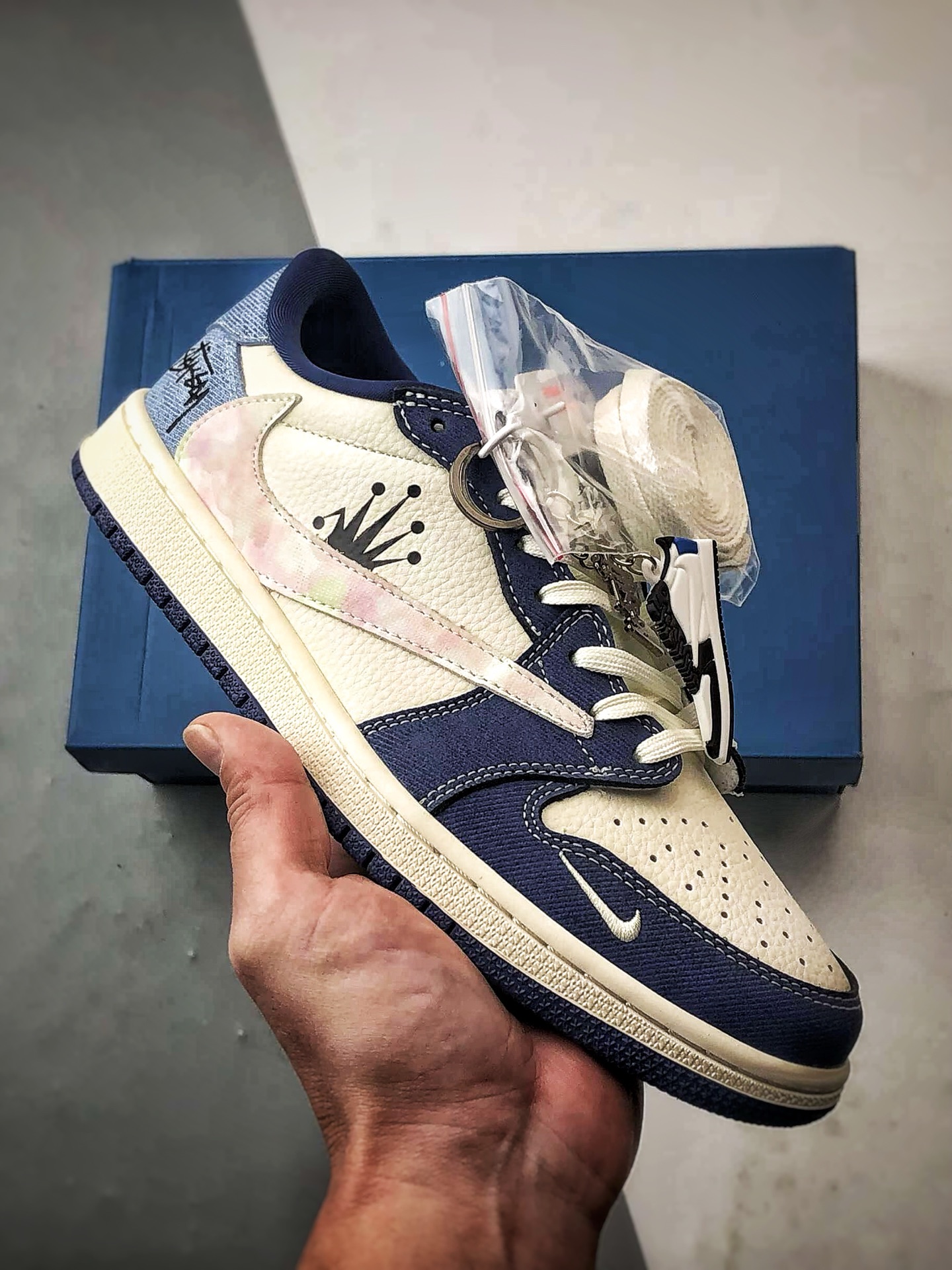 Air Jordan 1 Low ”高端定制” 斯图西米白蓝倒钩 DD7866-101