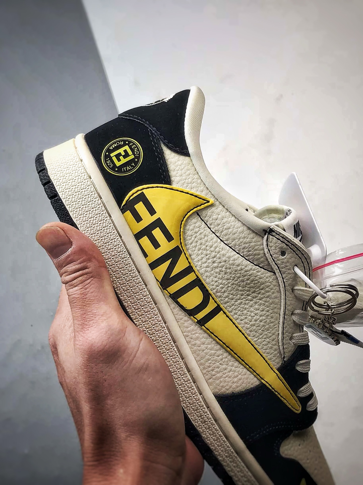 Air Jordan 1 Low ”高端定制” 芬迪米黑黄倒钩 DD7866-111 Air Jordan 1 Low ”高端定制” 芬迪米黑黄倒钩 DD7866-111