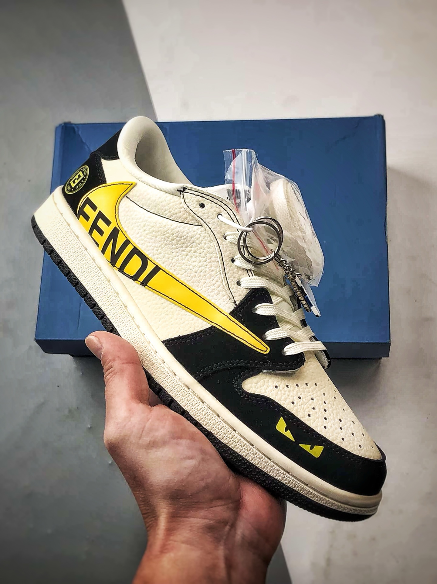 Air Jordan 1 Low ”高端定制” 芬迪米黑黄倒钩 DD7866-111 Air Jordan 1 Low ”高端定制” 芬迪米黑黄倒钩 DD7866-111