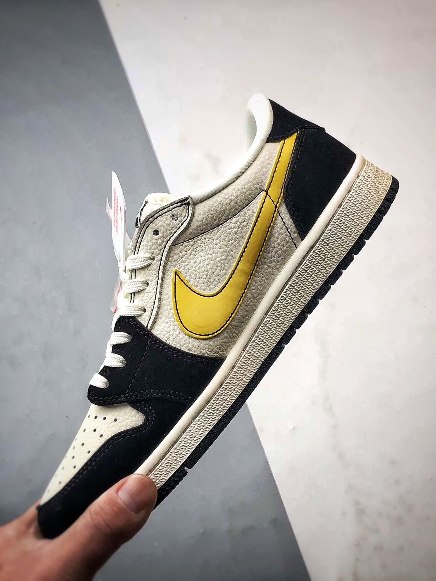 Air Jordan 1 Low ”高端定制” 芬迪米黑黄倒钩 DD7866-111 Air Jordan 1 Low ”高端定制” 芬迪米黑黄倒钩 DD7866-111