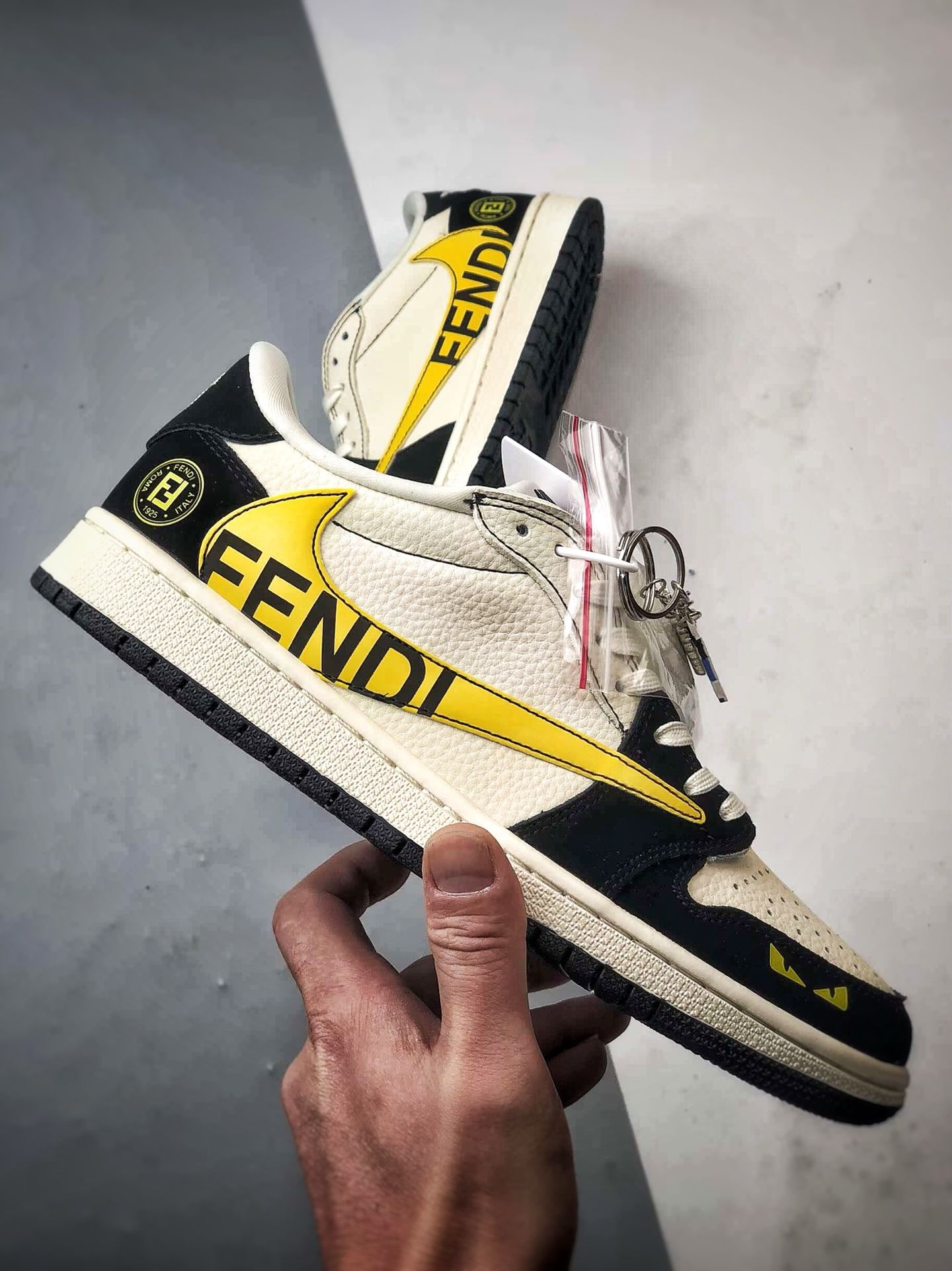 Air Jordan 1 Low ”高端定制” 芬迪米黑黄倒钩 DD7866-111 Air Jordan 1 Low ”高端定制” 芬迪米黑黄倒钩 DD7866-111