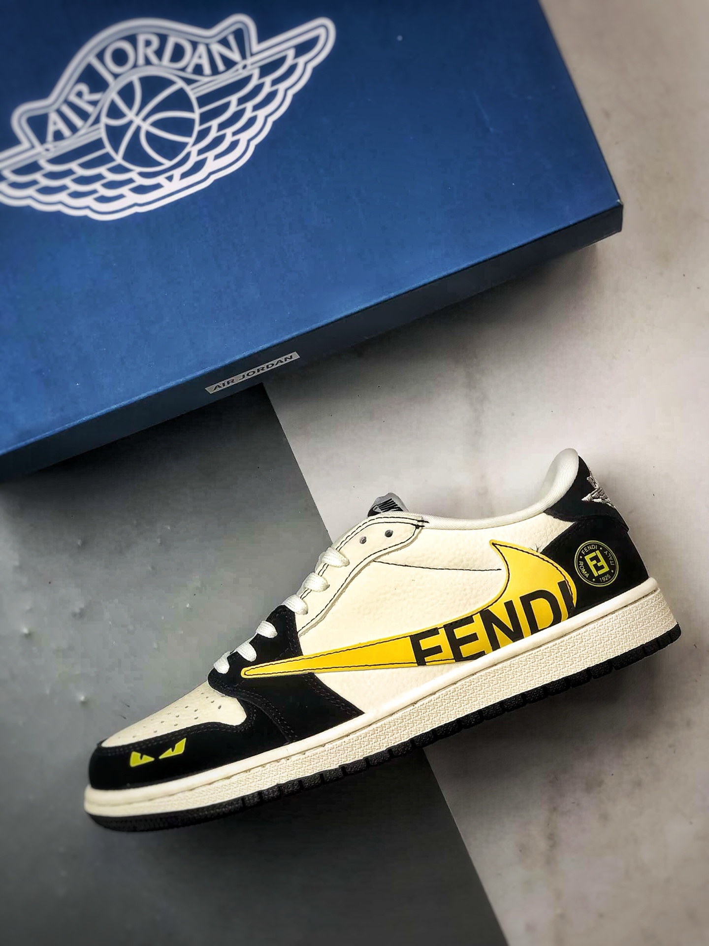 Air Jordan 1 Low ”高端定制” 芬迪米黑黄倒钩 DD7866-111 Air Jordan 1 Low ”高端定制” 芬迪米黑黄倒钩 DD7866-111