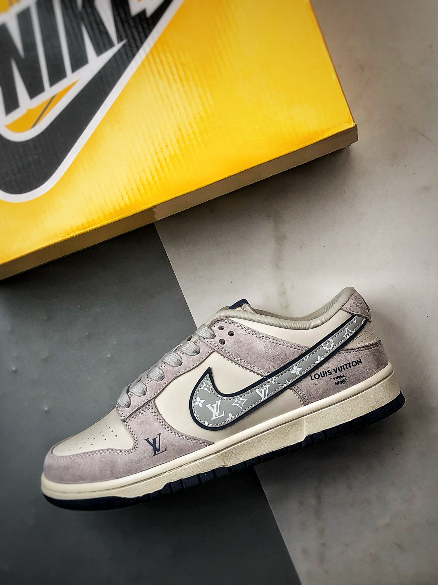 NK Dunk Low Retro ”DIY高端定制” LV米灰藏青印花反光钩 低帮休闲运动板鞋 DN3168-005 NK Dunk Low Retro ”DIY高端定制” LV米灰藏青印花反光钩 低帮休闲运动板鞋 DN3168-005