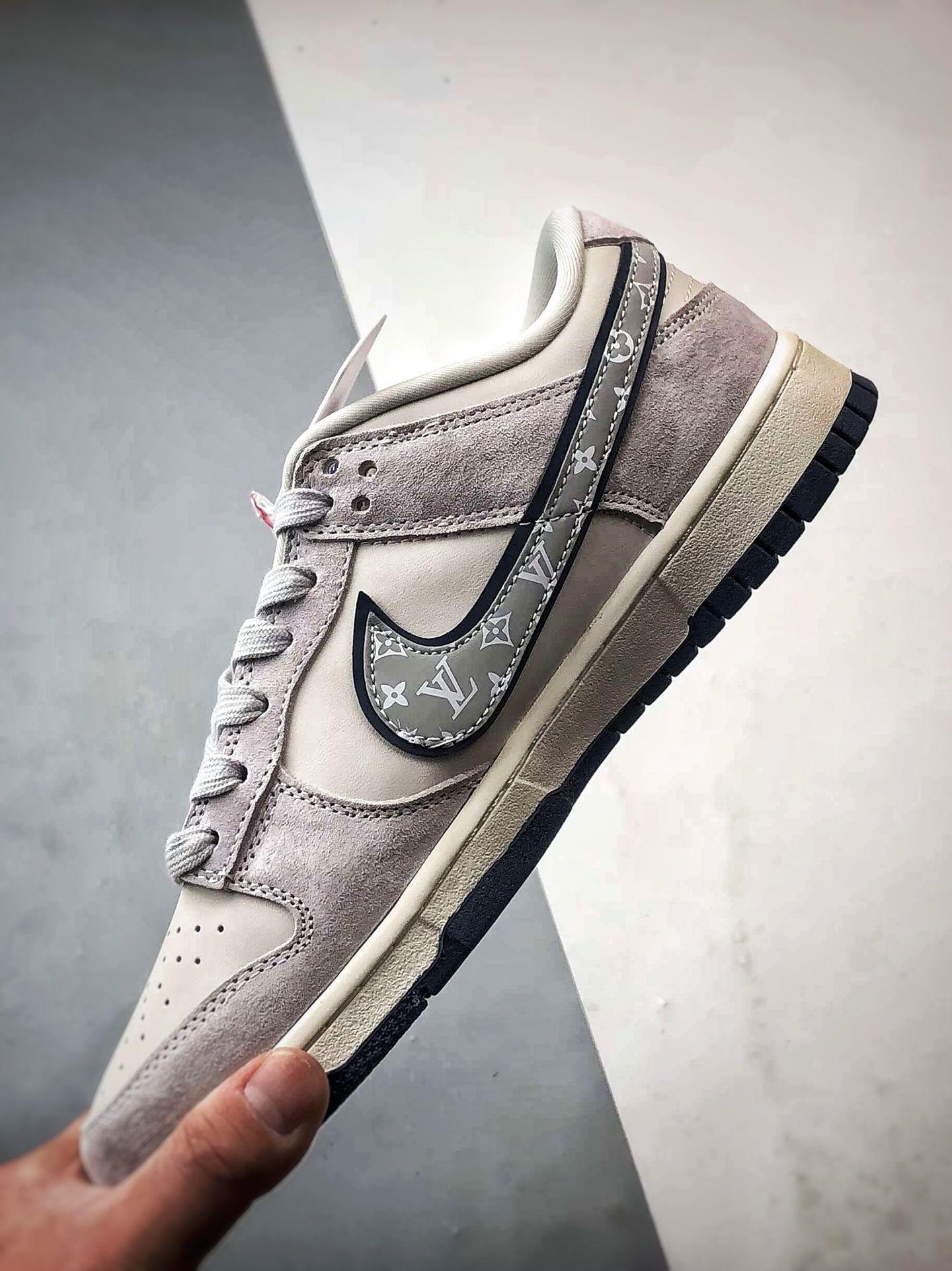 NK Dunk Low Retro ”DIY高端定制” LV米灰藏青印花反光钩 低帮休闲运动板鞋 DN3168-005 NK Dunk Low Retro ”DIY高端定制” LV米灰藏青印花反光钩 低帮休闲运动板鞋 DN3168-005