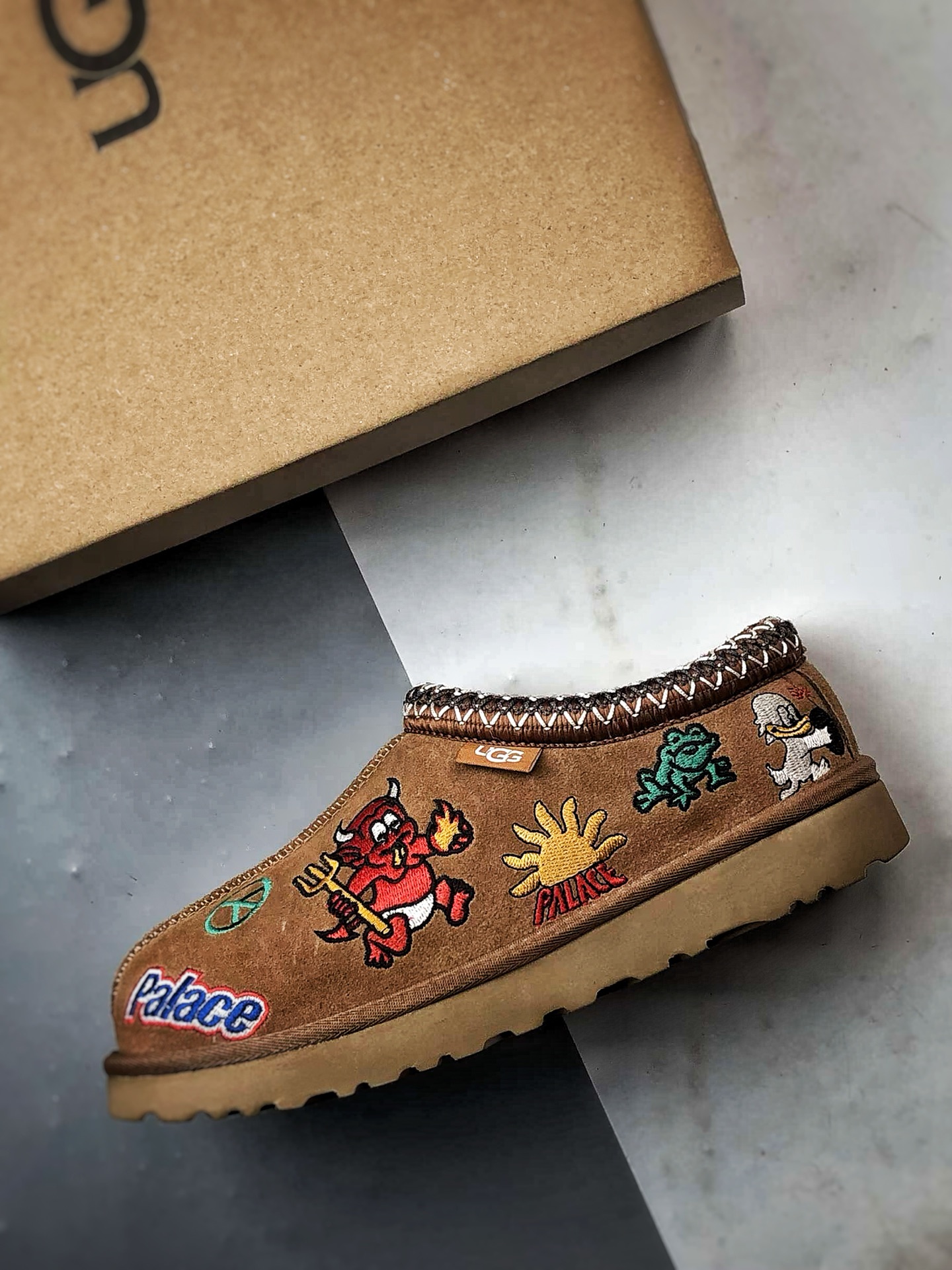 Palace x UGG Tasman Slipper 棕色 联名款涂鸦刺绣民族风羊皮毛一体半拖 1157290-CHE