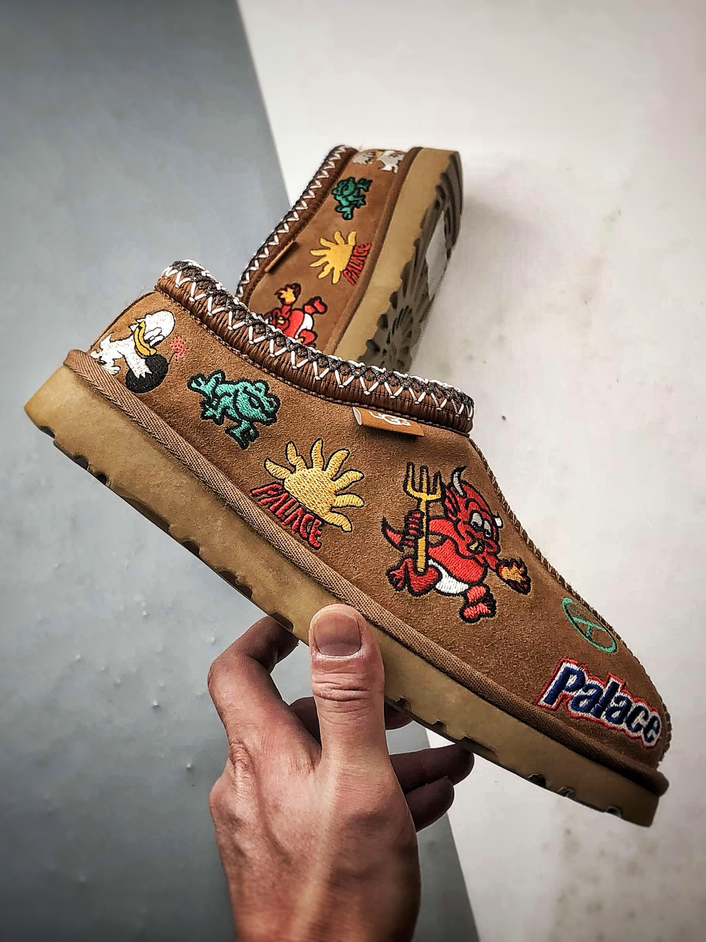 Palace x UGG Tasman Slipper 棕色 联名款涂鸦刺绣民族风羊皮毛一体半拖 1157290-CHE