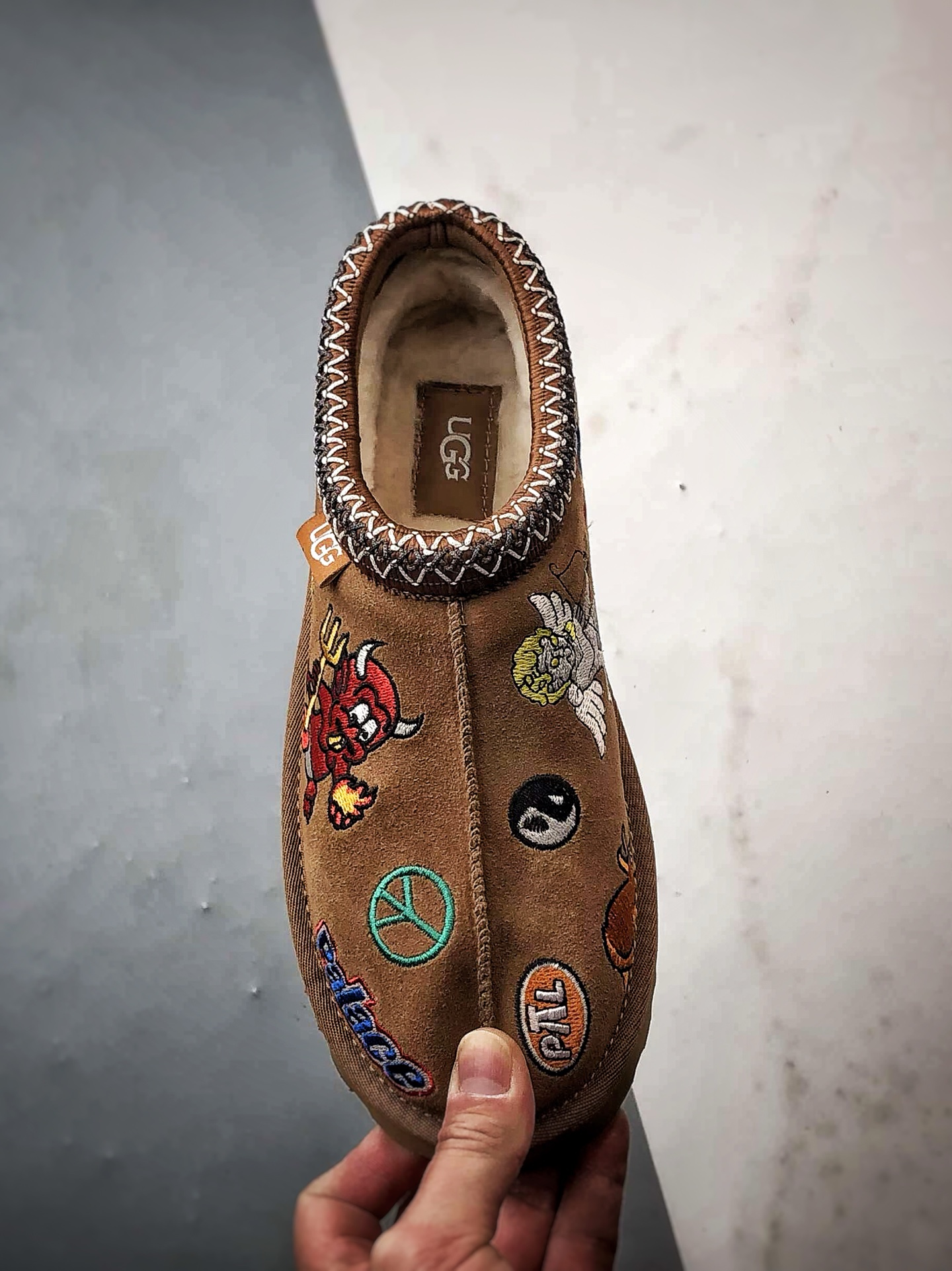 Palace x UGG Tasman Slipper 棕色 联名款涂鸦刺绣民族风羊皮毛一体半拖 1157290-CHE