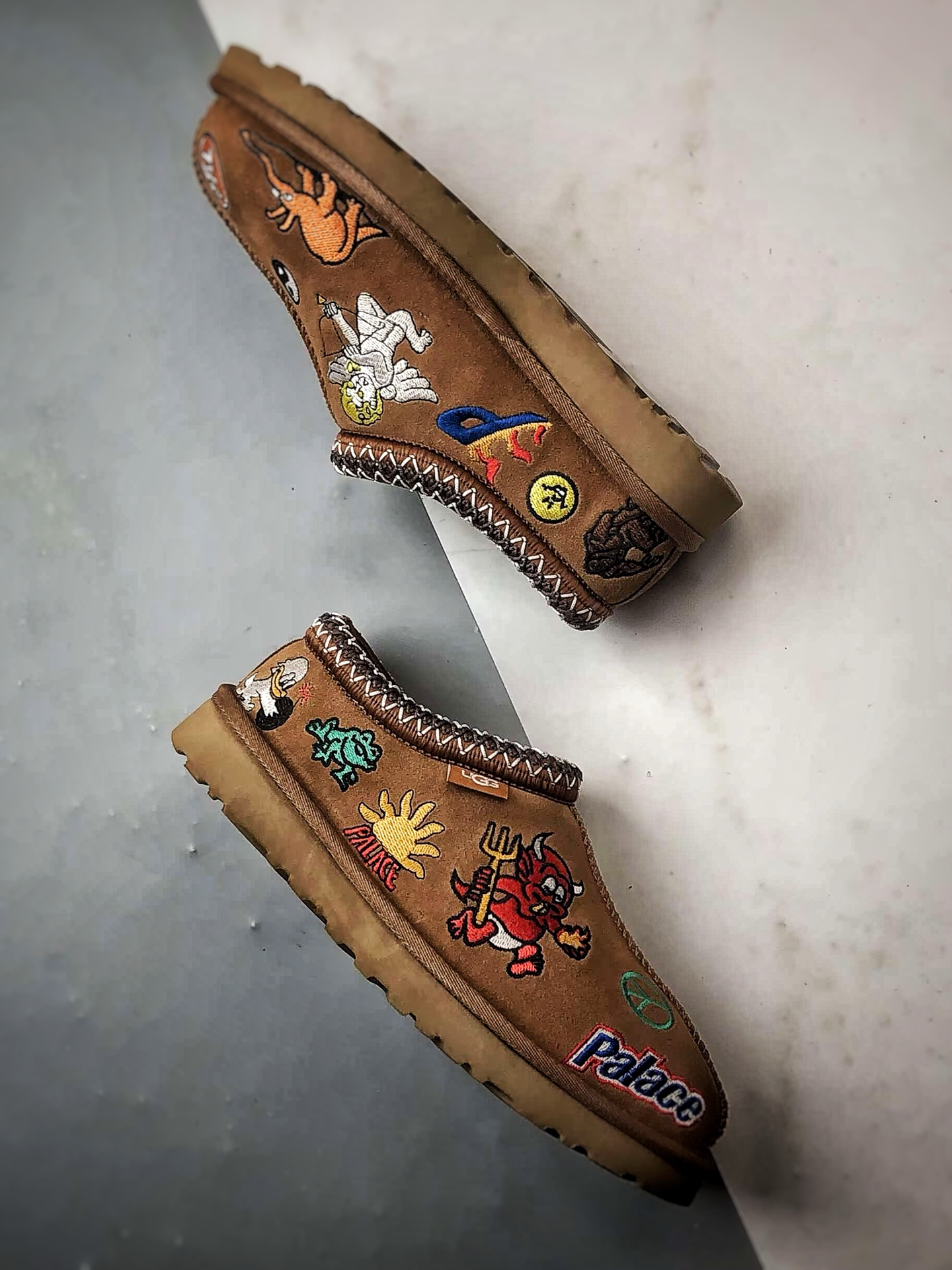 Palace x UGG Tasman Slipper 棕色 联名款涂鸦刺绣民族风羊皮毛一体半拖 1157290-CHE