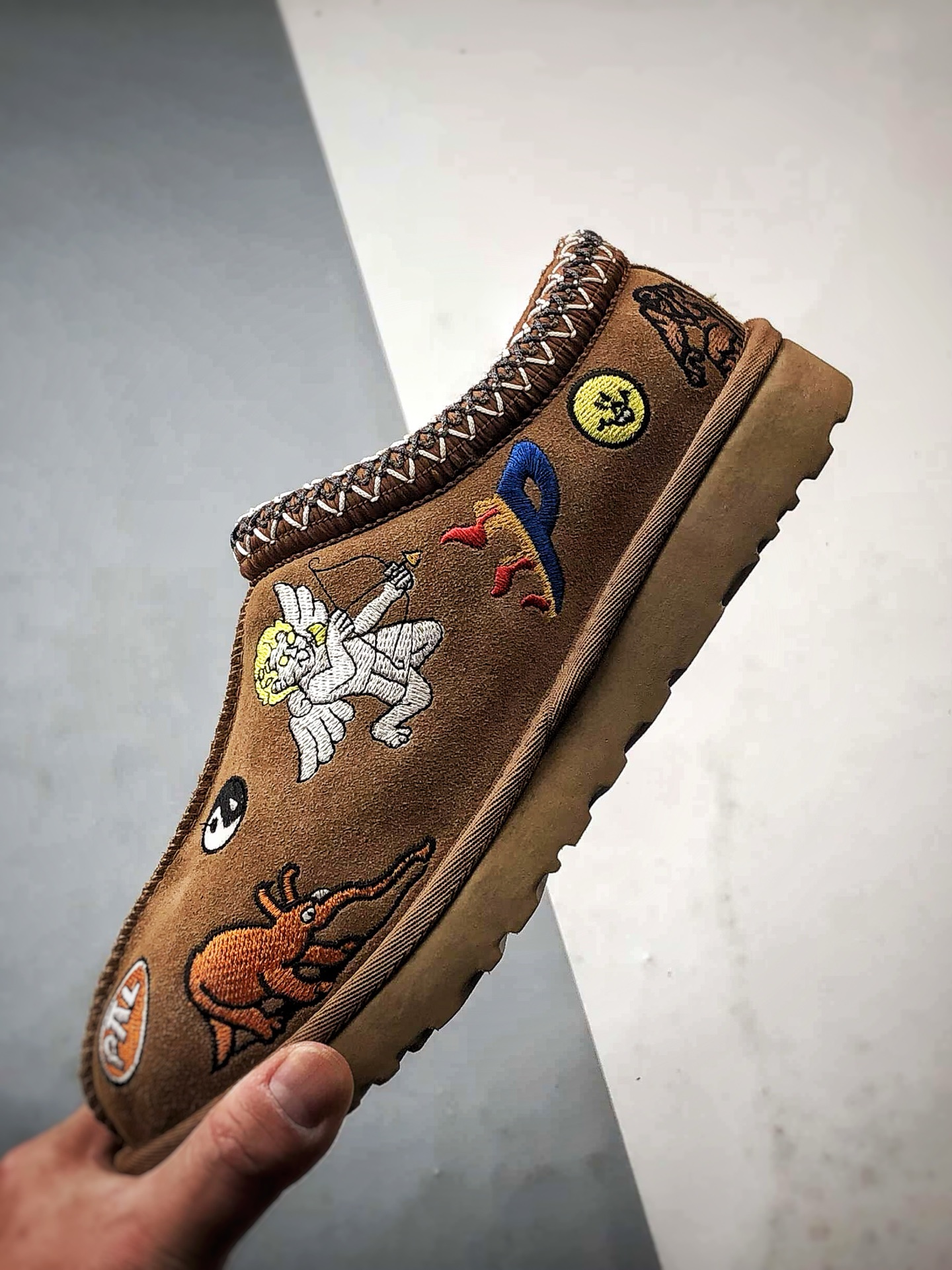 Palace x UGG Tasman Slipper 棕色 联名款涂鸦刺绣民族风羊皮毛一体半拖 1157290-CHE