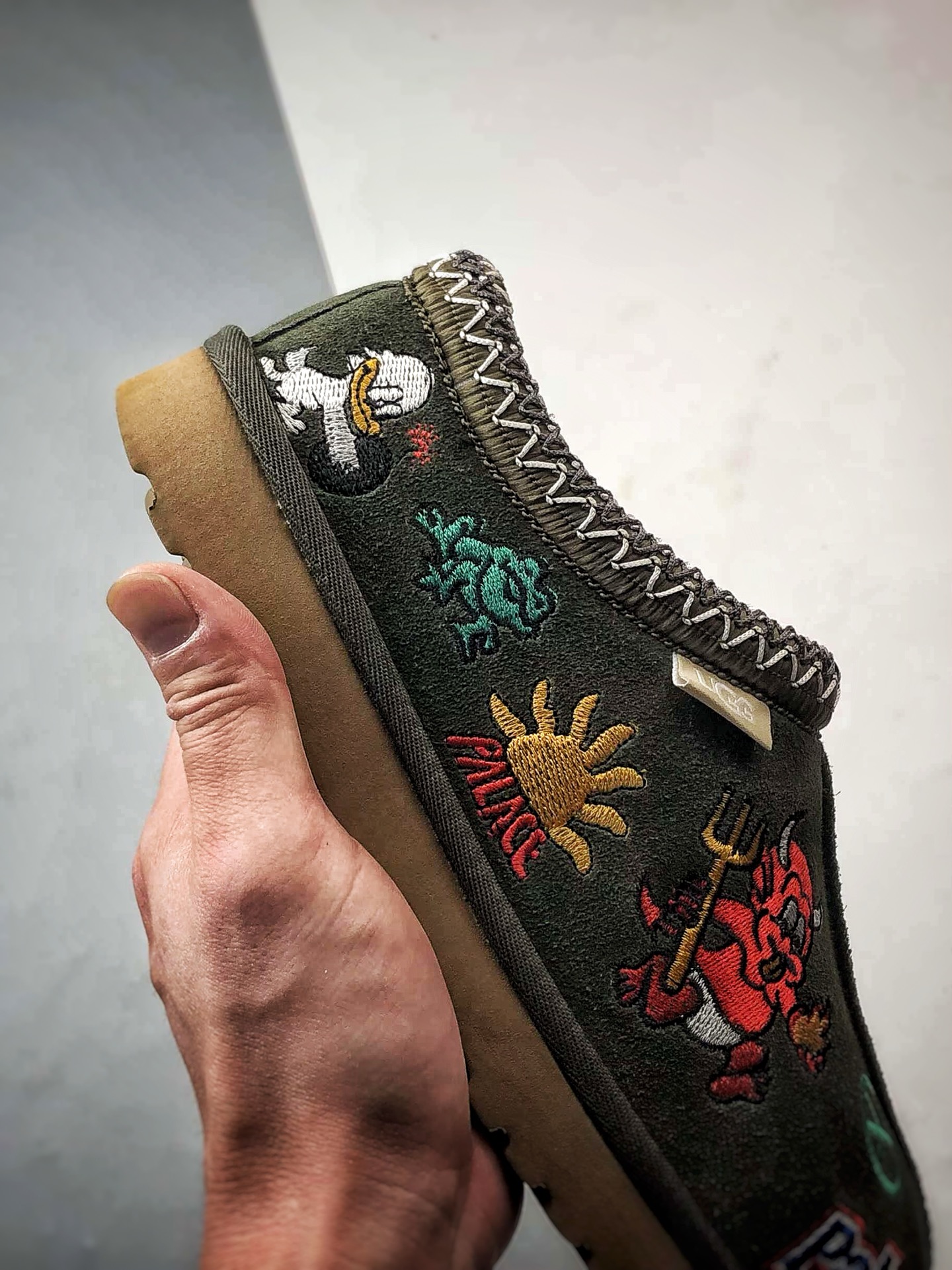 Palace x UGG Tasman Slipper 绿色 联名款涂鸦刺绣民族风羊皮毛一体半拖 1157290-BTO