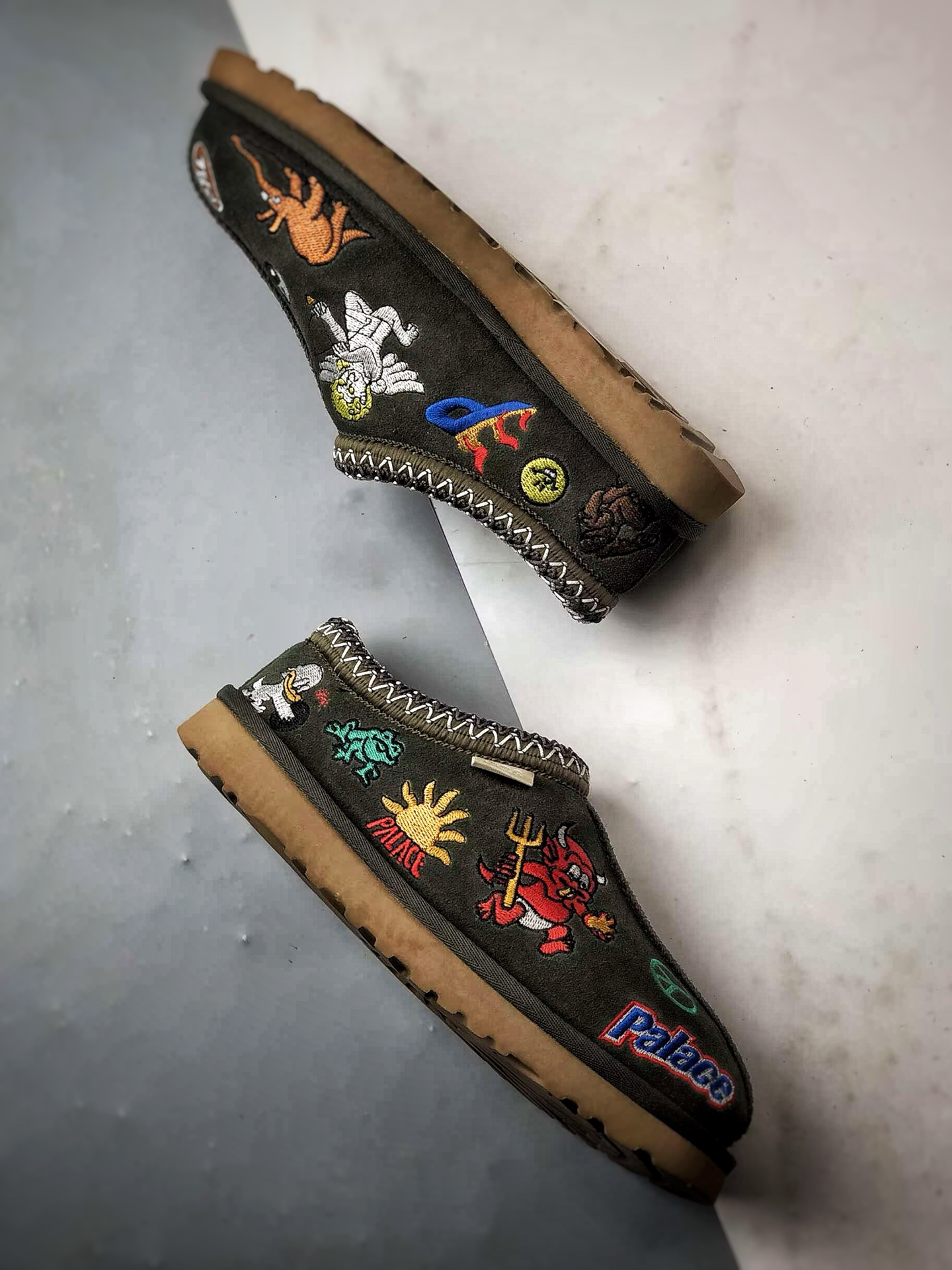 Palace x UGG Tasman Slipper 绿色 联名款涂鸦刺绣民族风羊皮毛一体半拖 1157290-BTO