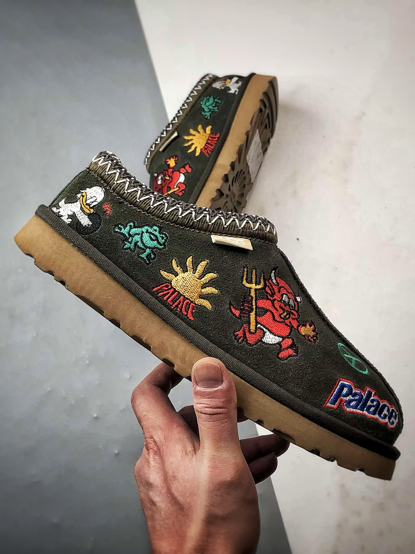 Palace x UGG Tasman Slipper 绿色 联名款涂鸦刺绣民族风羊皮毛一体半拖 1157290-BTO