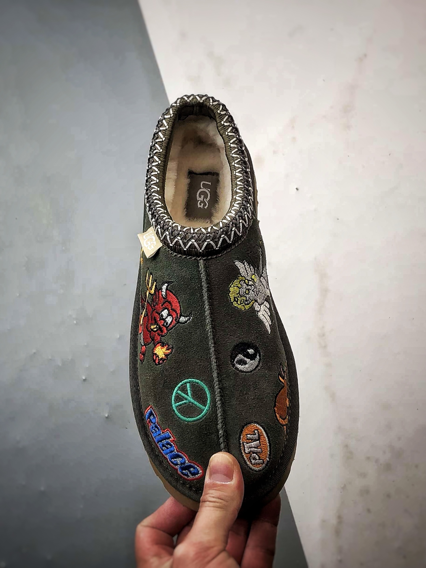 Palace x UGG Tasman Slipper 绿色 联名款涂鸦刺绣民族风羊皮毛一体半拖 1157290-BTO