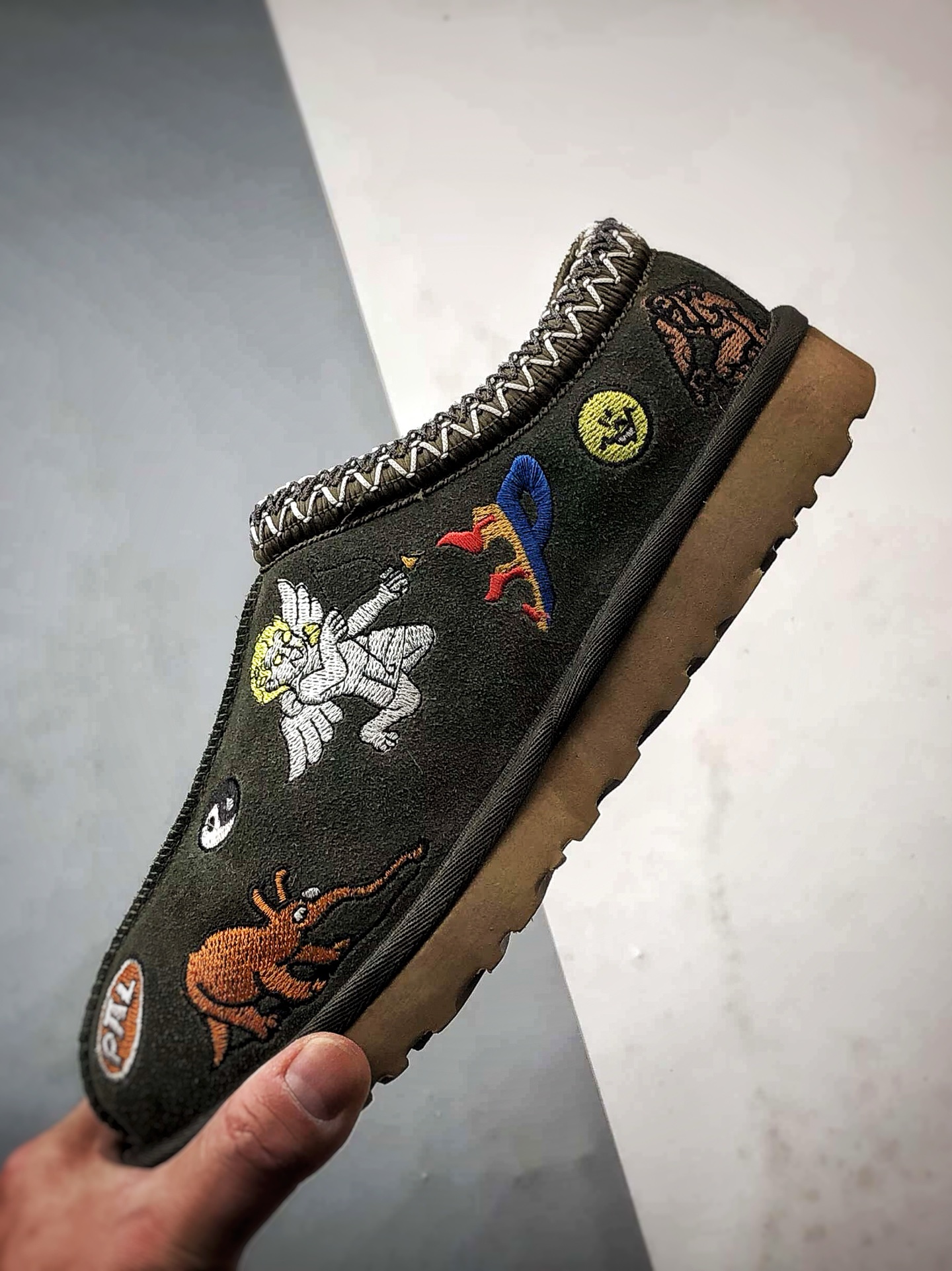 Palace x UGG Tasman Slipper 绿色 联名款涂鸦刺绣民族风羊皮毛一体半拖 1157290-BTO