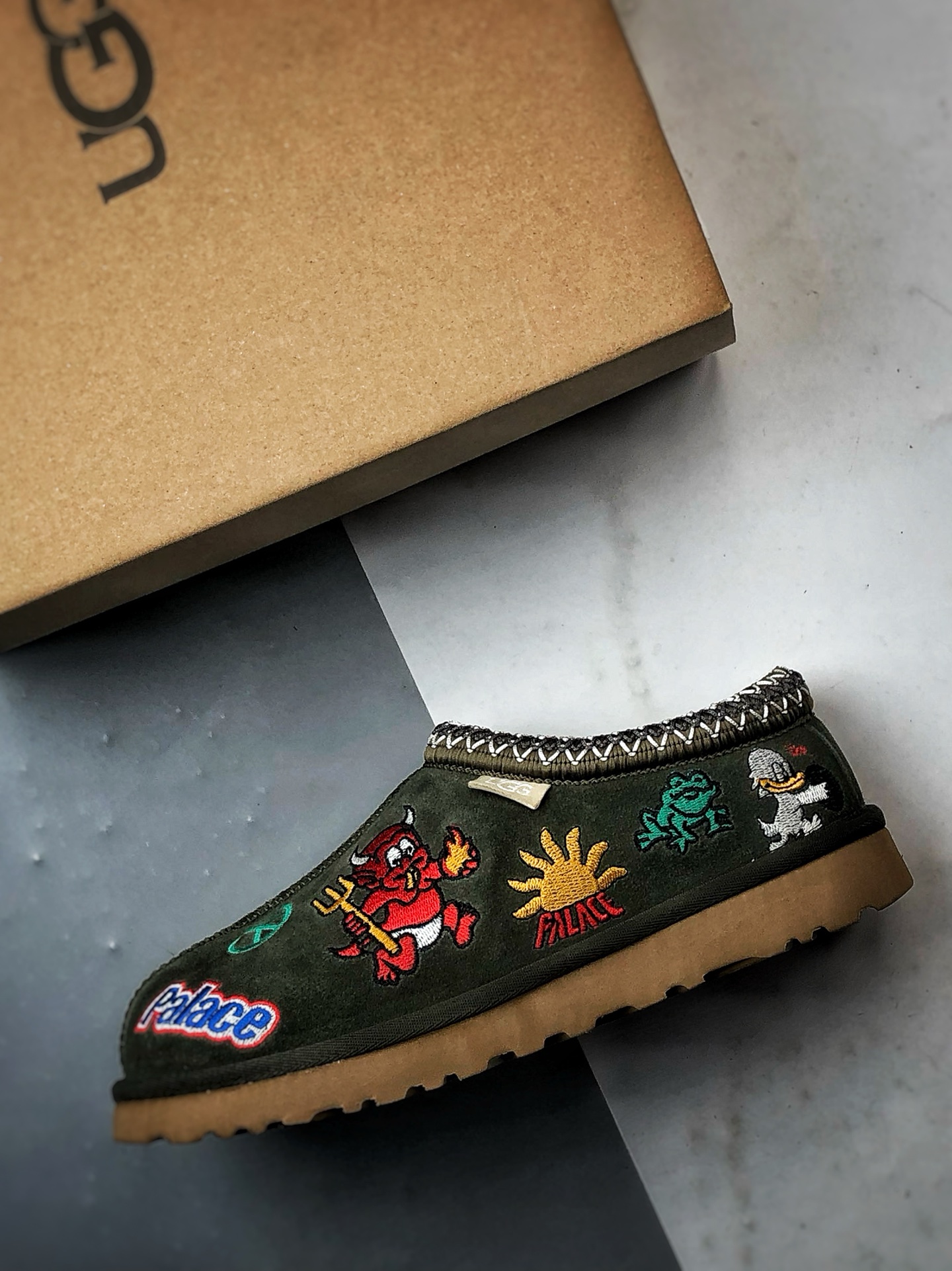 Palace x UGG Tasman Slipper 绿色 联名款涂鸦刺绣民族风羊皮毛一体半拖 1157290-BTO