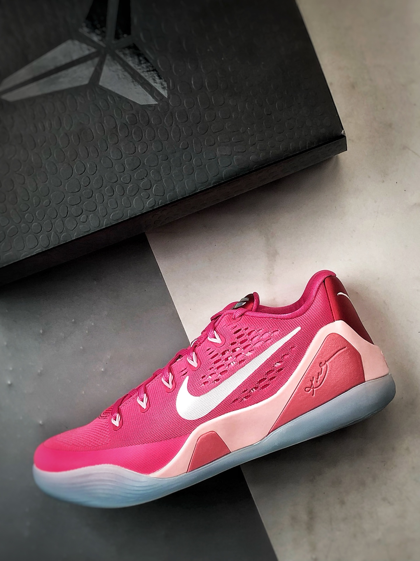 NK Kobe 9 Low EM Think Pink PE 灭世纯原 科比9代乳 腺癌粉色 HQ4995-600 NK Kobe 9 Low EM Think Pink PE 灭世纯原 科比9代乳 腺癌粉色 HQ4995-600