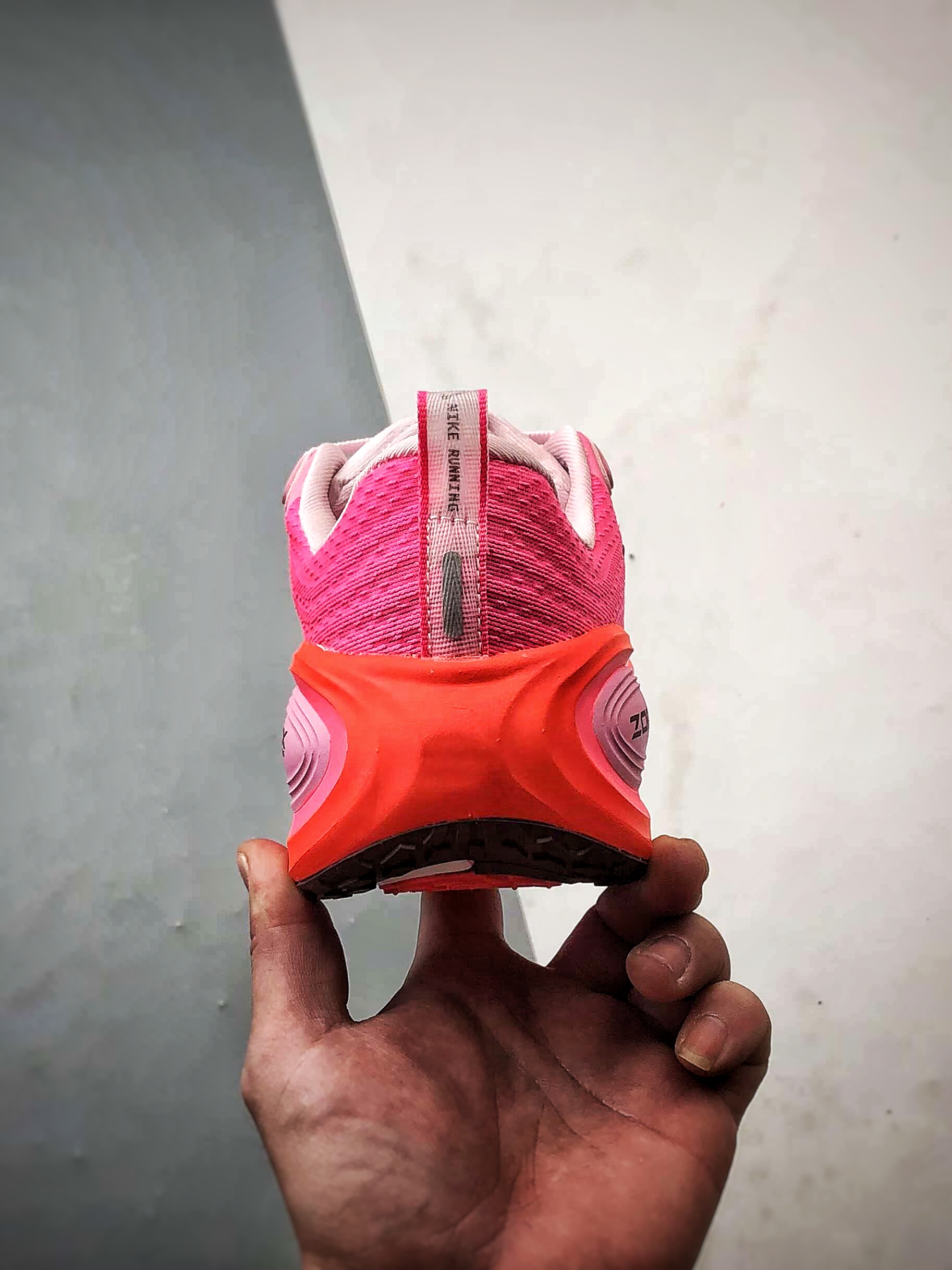 NK Air Zoom Vomero Plus 粉紫色 迈柔舒适百搭网面透气休闲跑步鞋 HV8154-604