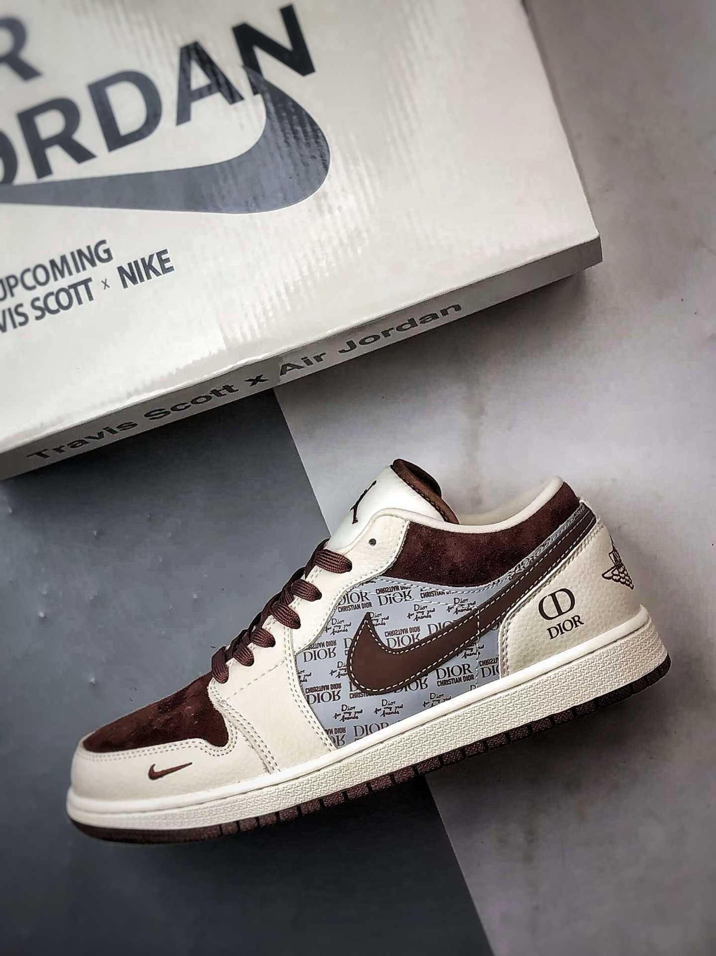 Air Jordan 1 Low ”高端定制” 迪奥印花米灰棕 QD1988-009 Air Jordan 1 Low ”高端定制” 迪奥印花米灰棕 QD1988-009
