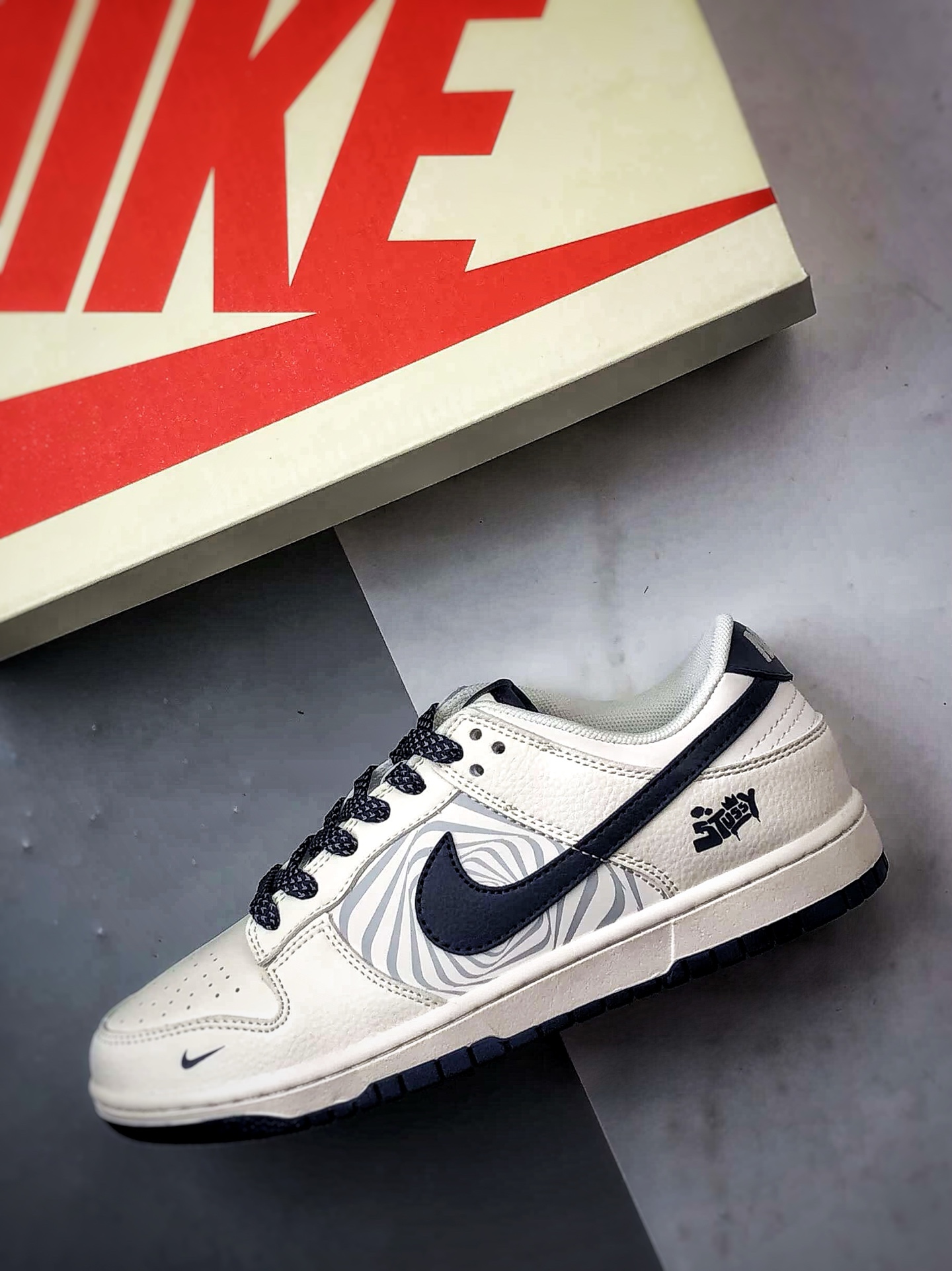 NK Dunk Low Retro ”DIY高端定制” 斯图西米白深蓝 低帮休闲运动板鞋 QW5836-030 NK Dunk Low Retro ”DIY高端定制” 斯图西米白深蓝 低帮休闲运动板鞋 QW5836-030