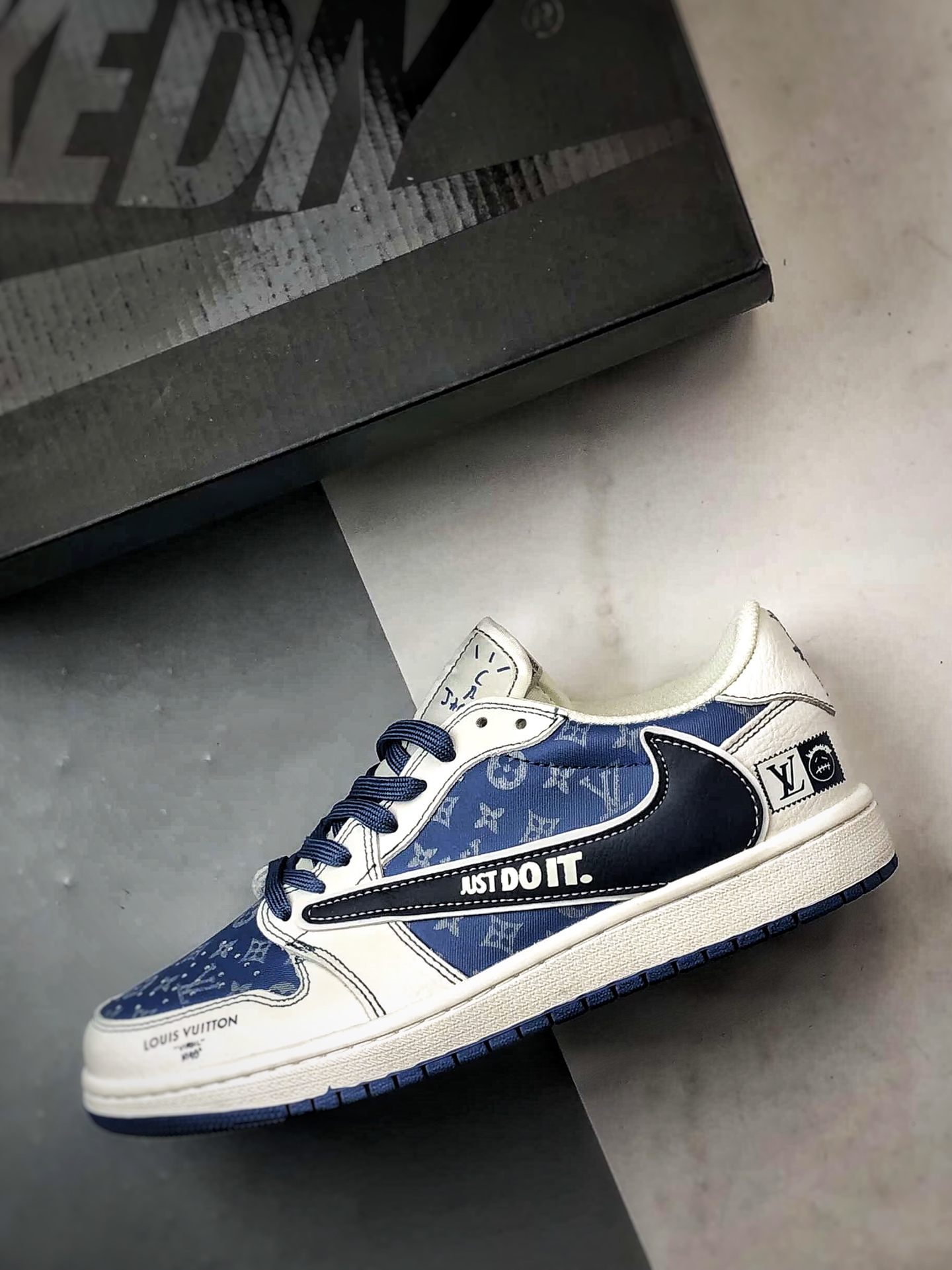 Air Jordan 1 Low ”高端定制” LV印花白蓝黑倒钩 DZ5899-037