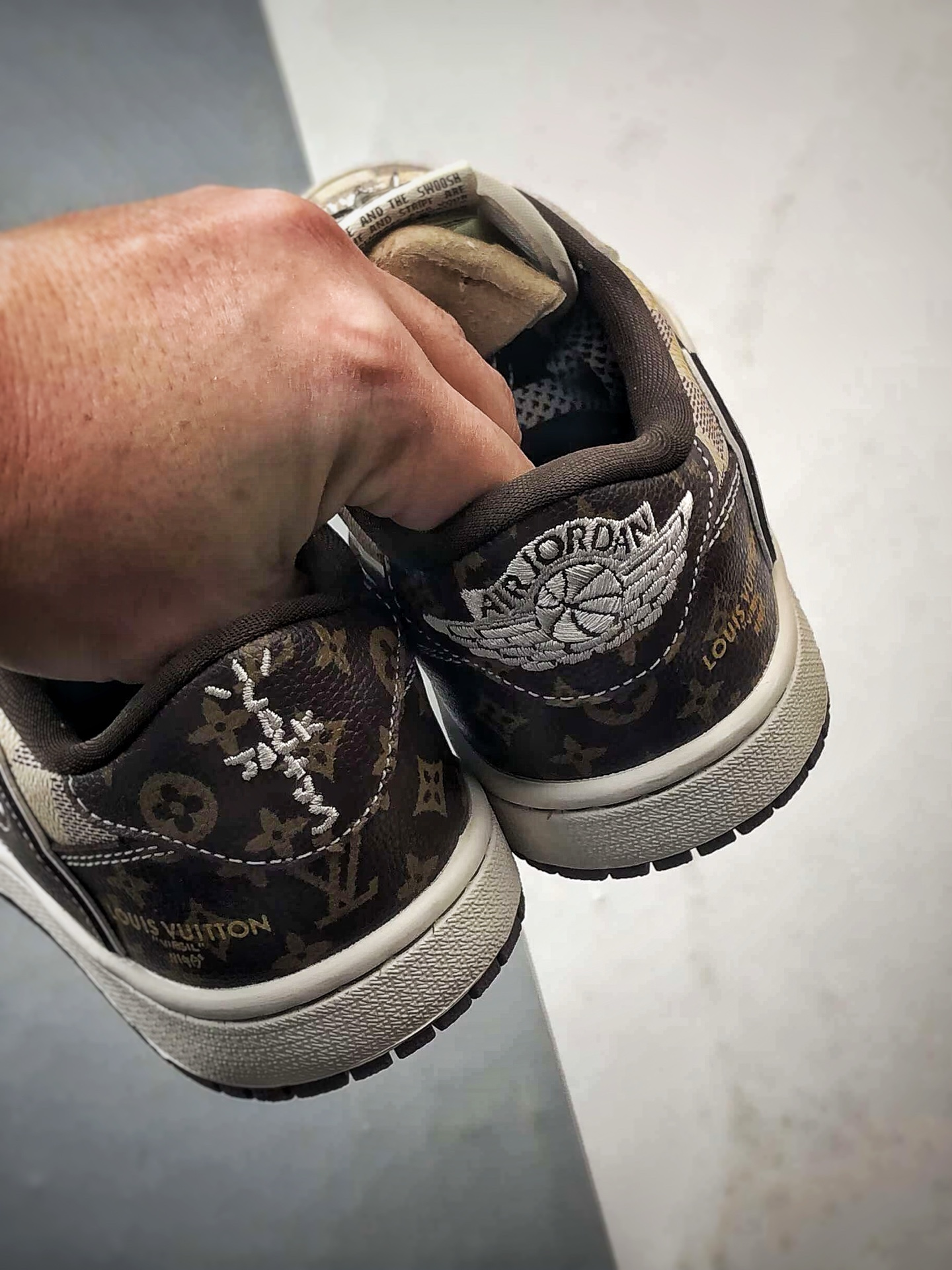Air Jordan 1 Low ”高端定制” LV棋盘格米棕倒钩 DZ5899-038 Air Jordan 1 Low ”高端定制” LV棋盘格米棕倒钩 DZ5899-038