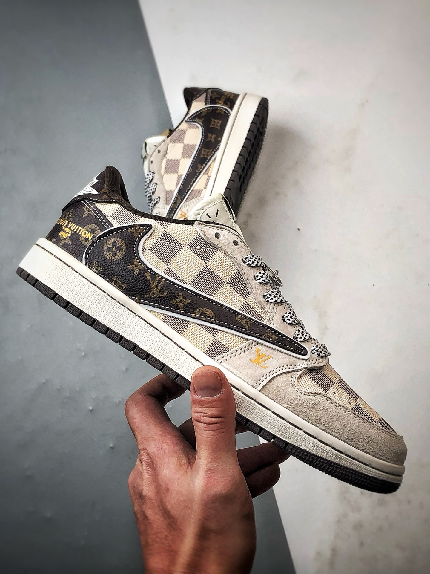 Air Jordan 1 Low ”高端定制” LV棋盘格米棕倒钩 DZ5899-038 Air Jordan 1 Low ”高端定制” LV棋盘格米棕倒钩 DZ5899-038