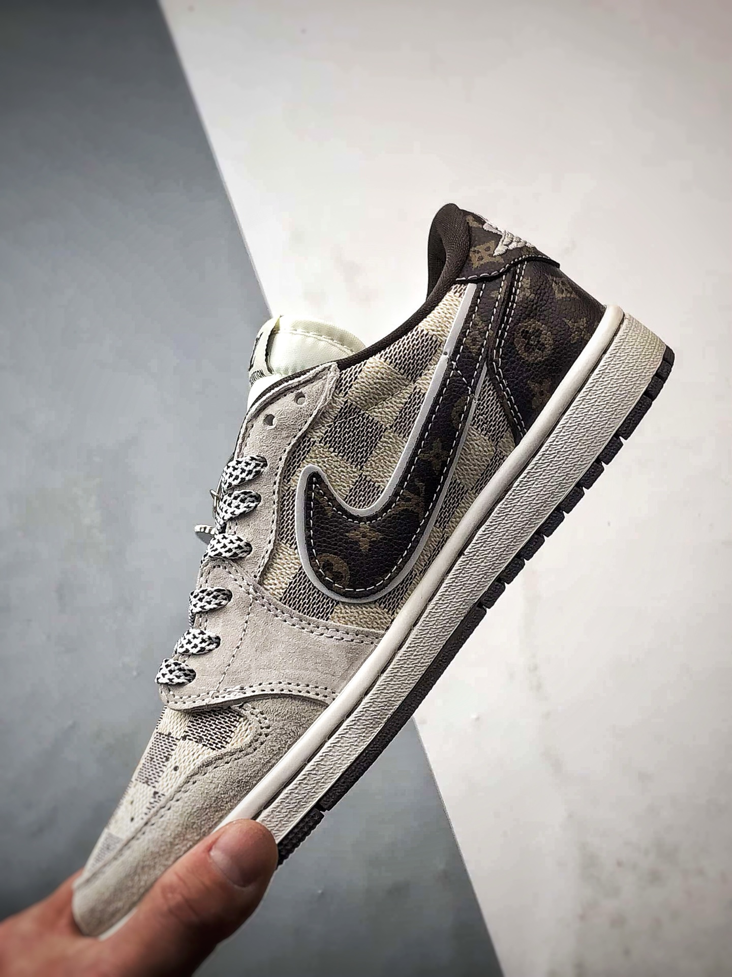 Air Jordan 1 Low ”高端定制” LV棋盘格米棕倒钩 DZ5899-038 Air Jordan 1 Low ”高端定制” LV棋盘格米棕倒钩 DZ5899-038