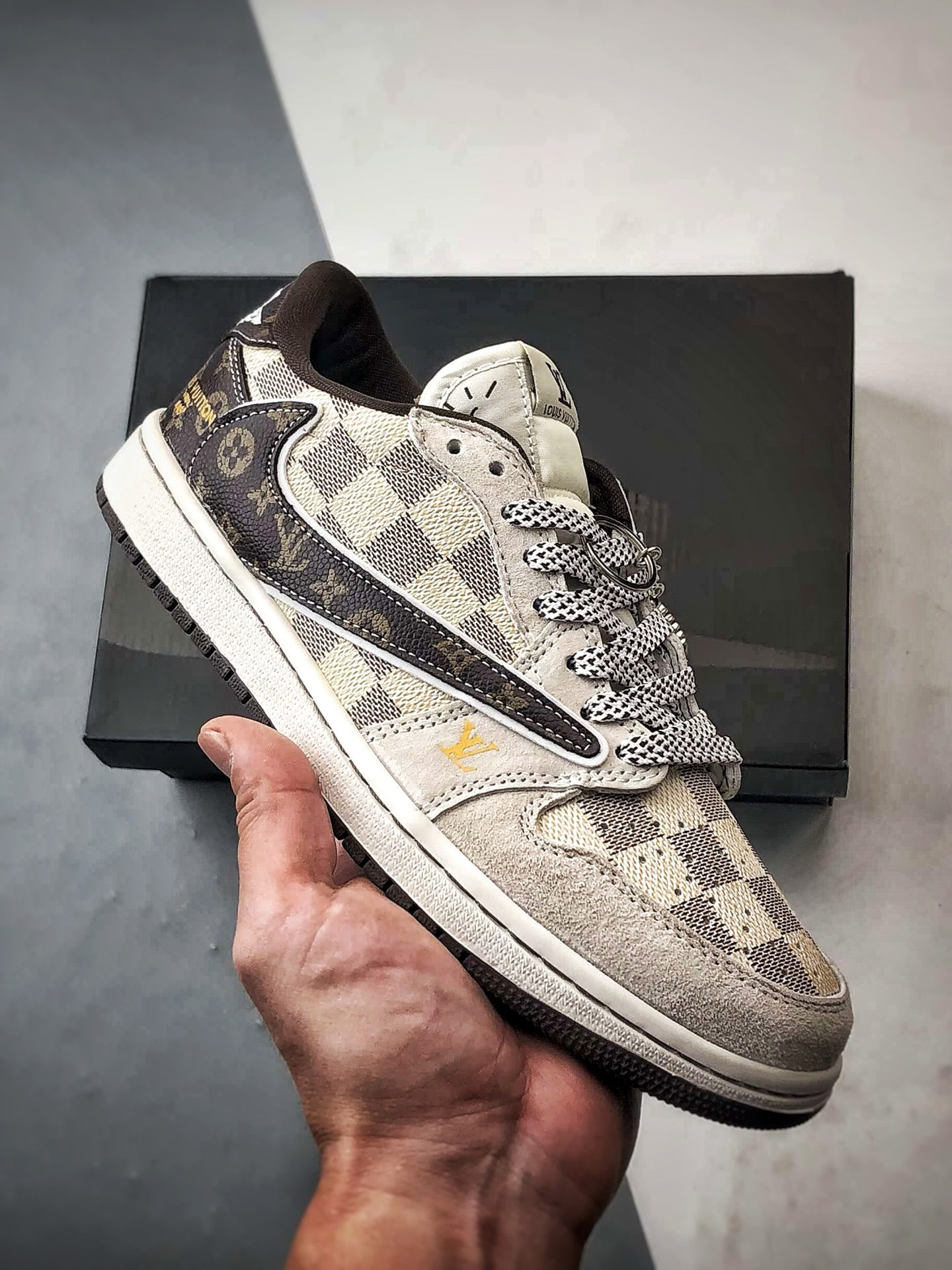 Air Jordan 1 Low ”高端定制” LV棋盘格米棕倒钩 DZ5899-038 Air Jordan 1 Low ”高端定制” LV棋盘格米棕倒钩 DZ5899-038