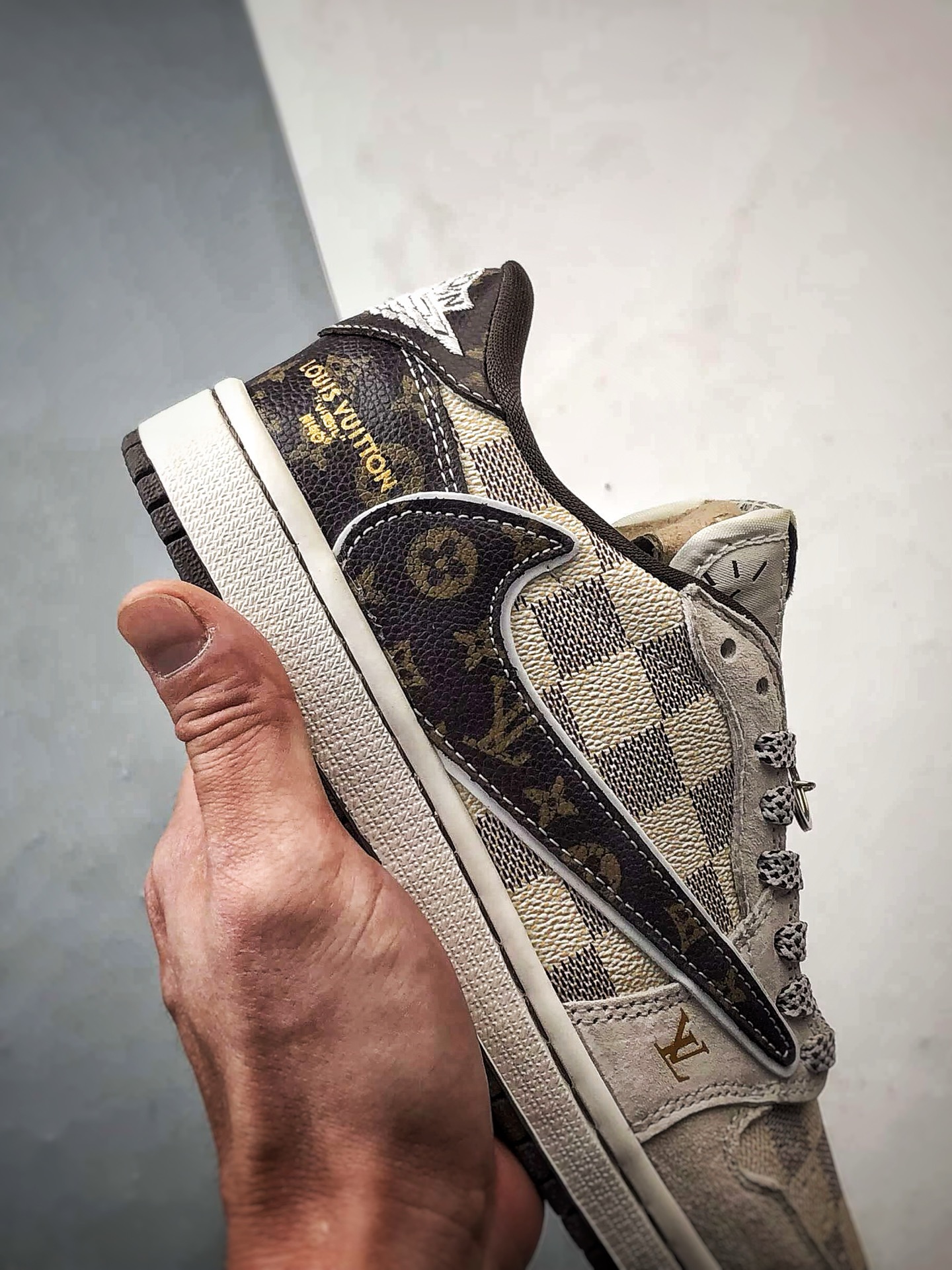 Air Jordan 1 Low ”高端定制” LV棋盘格米棕倒钩 DZ5899-038 Air Jordan 1 Low ”高端定制” LV棋盘格米棕倒钩 DZ5899-038